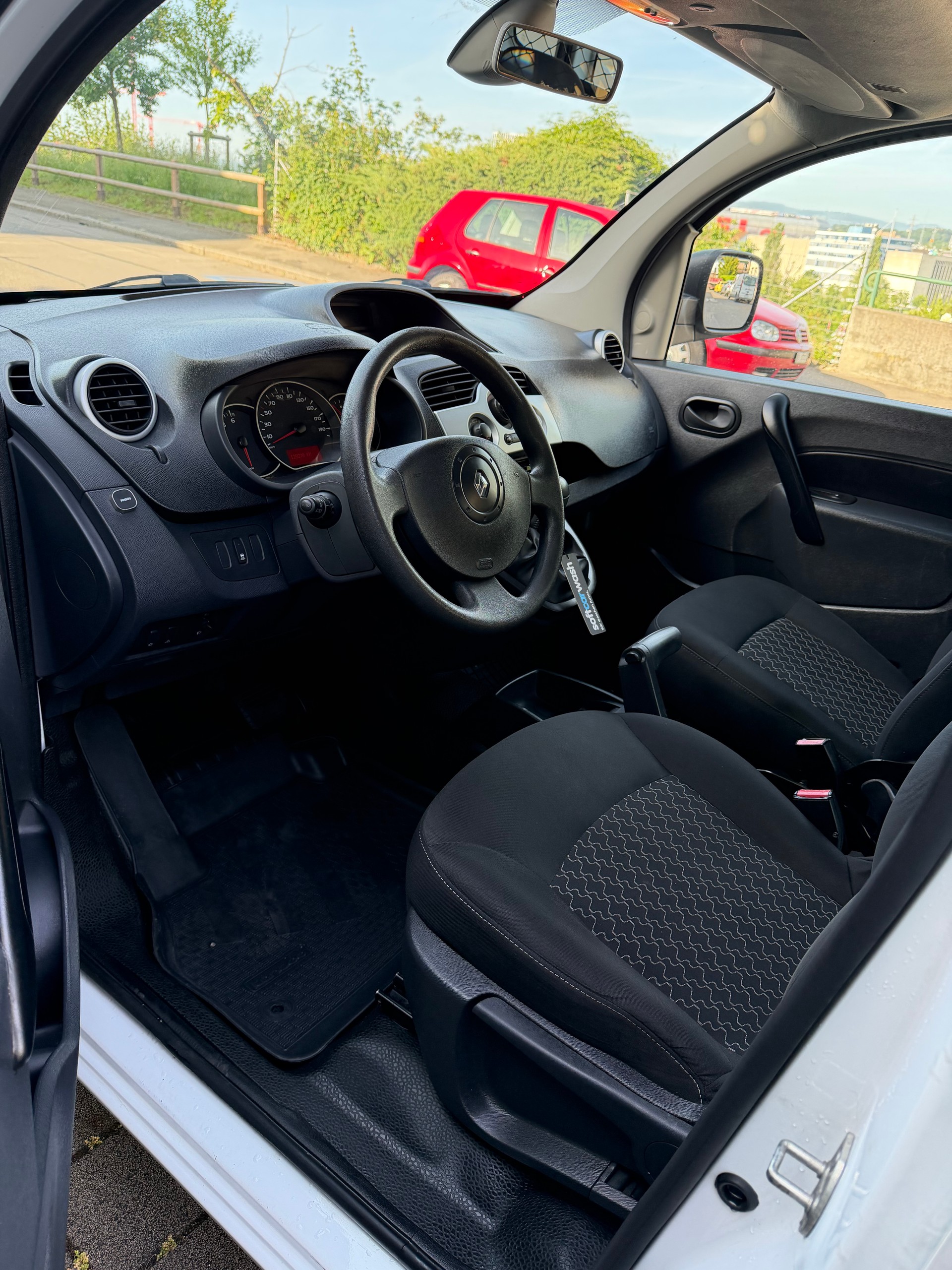 RENAULT Kangoo 1.6 105 Business A-image-10