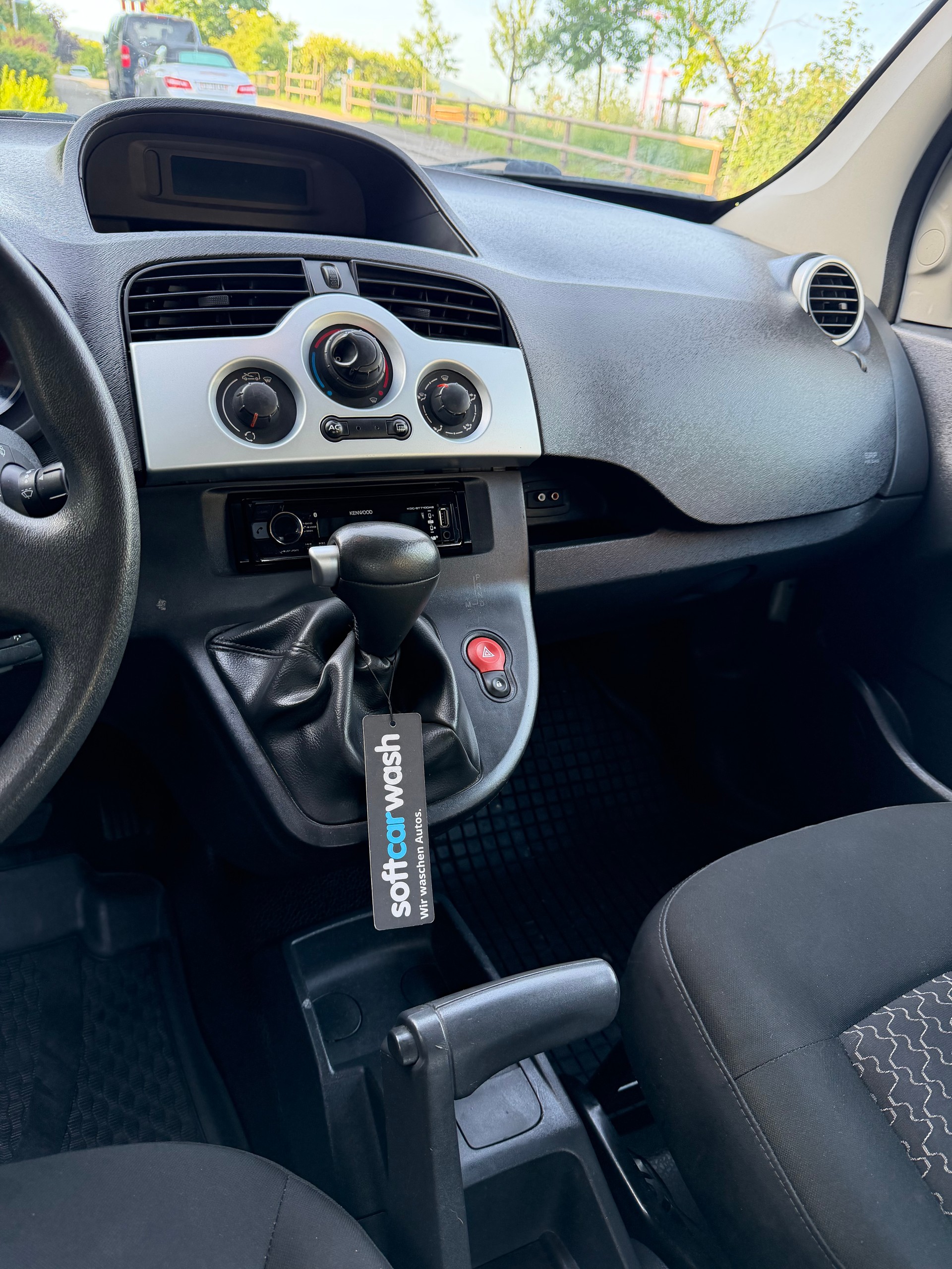 RENAULT Kangoo 1.6 105 Business A-image-11