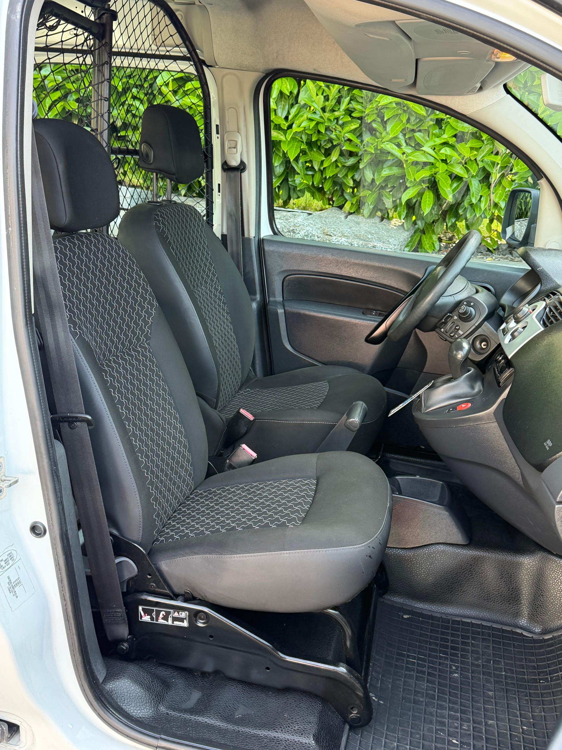 RENAULT Kangoo 1.6 105 Business A-image-13