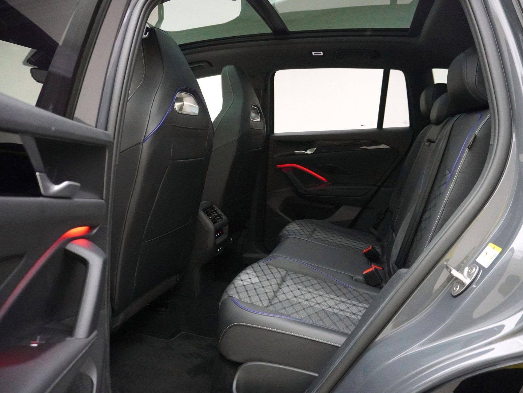 VW Tiguan 2.0 TSI DSG R-Line Black Style 4Motion (2025)-image-10
