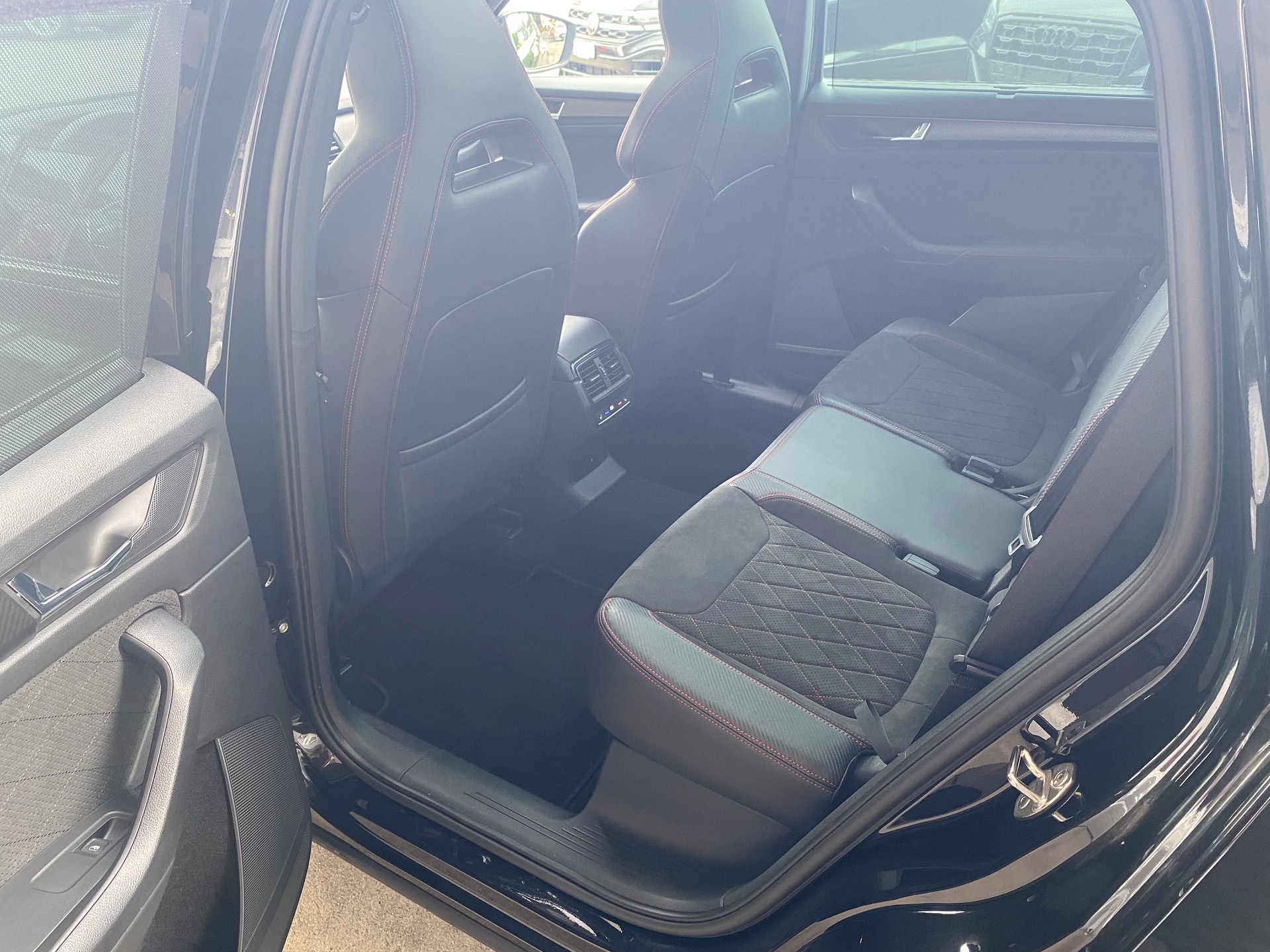 SKODA Kodiaq 2.0 TSI RS 245PS 4x4 DSG **Top-Ausstattung**-image-6