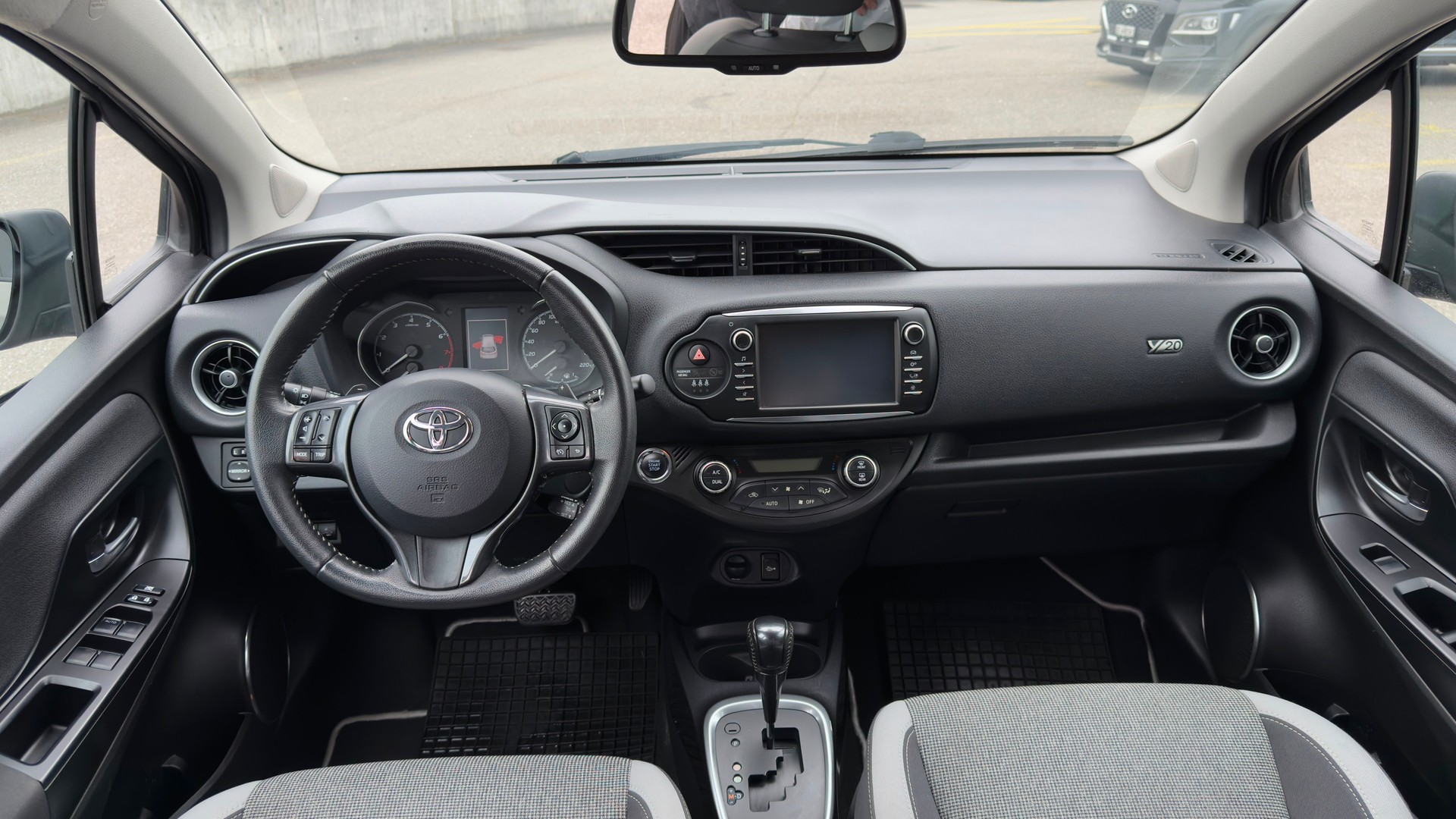 TOYOTA Yaris 1.5 Comfort CVT-image-11