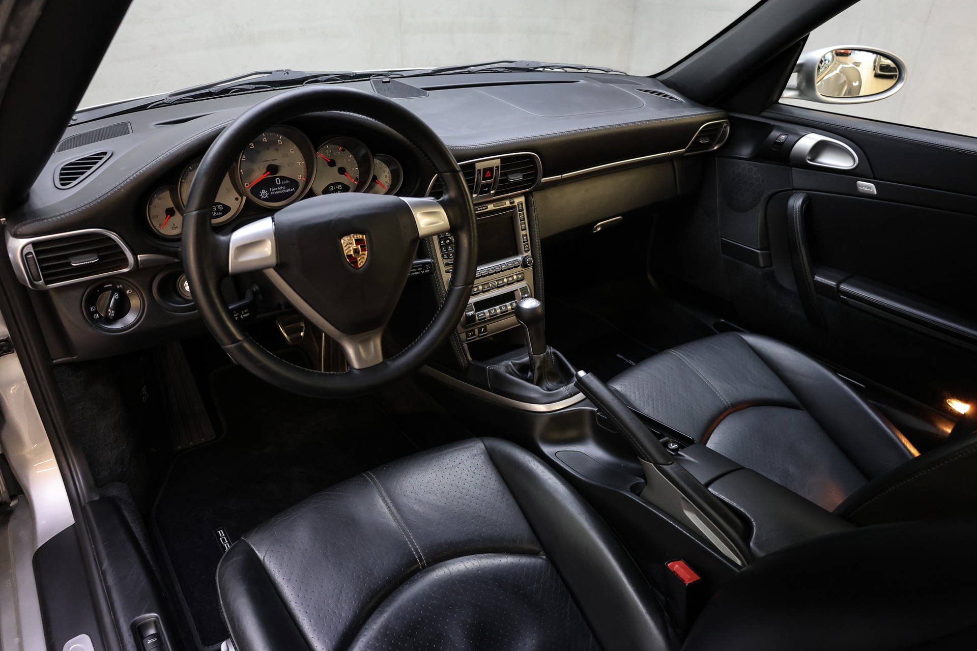 PORSCHE 911 Carrera 4S-image-21