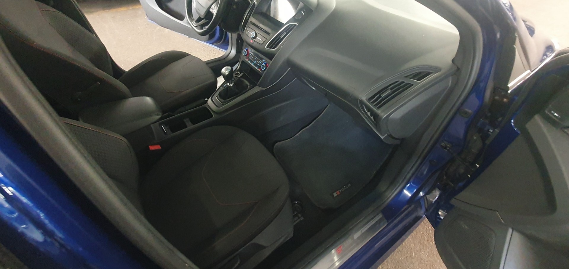 FORD Focus 1.0 SCTi ST Line-image-11