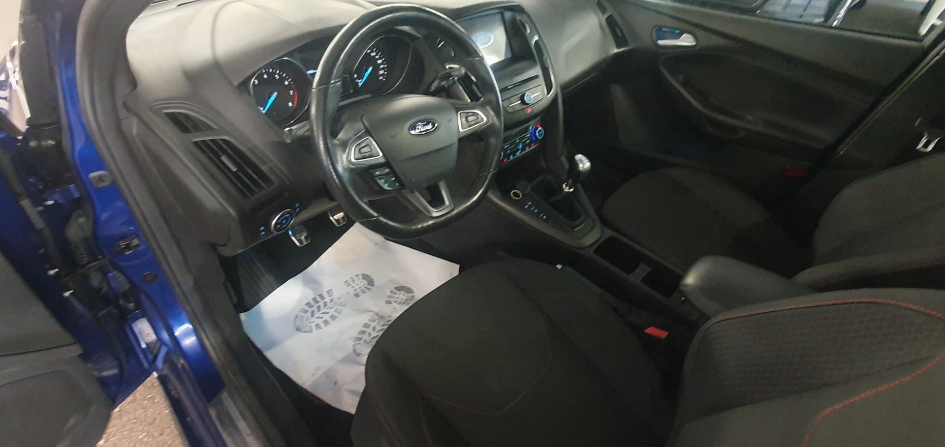 FORD Focus 1.0 SCTi ST Line-image-14