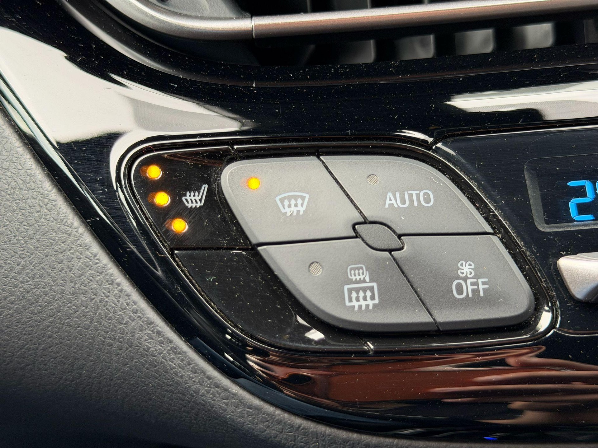 TOYOTA C-HR 1.8 VVTi HSD Trend-image-15