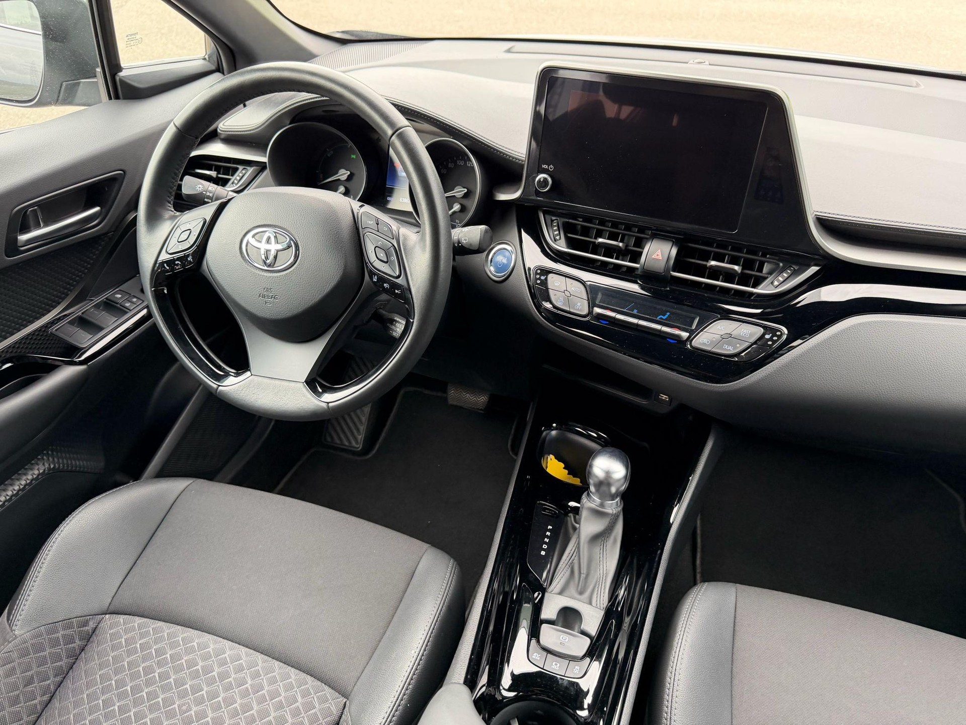 TOYOTA C-HR 1.8 VVTi HSD Trend-image-11