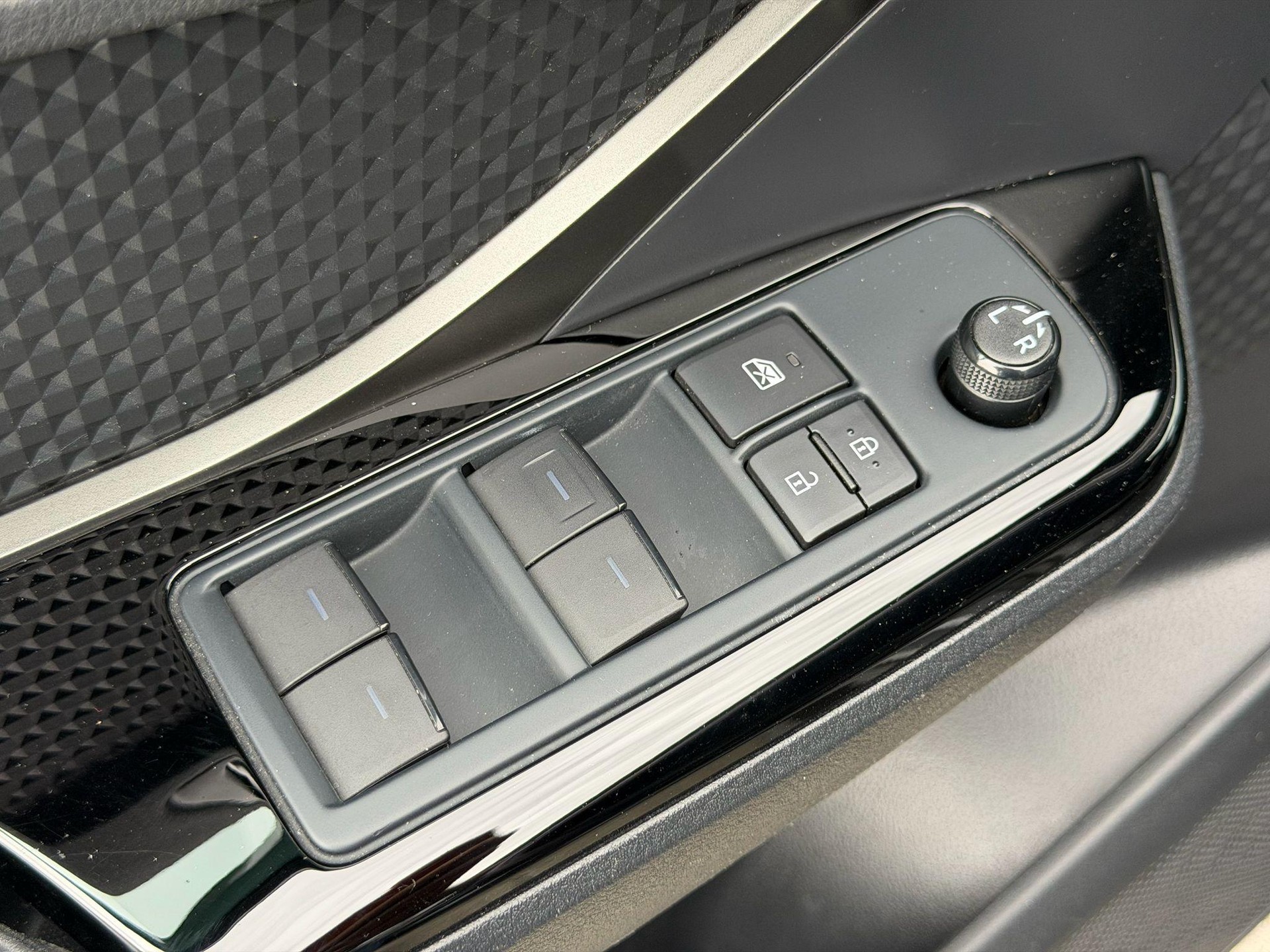 TOYOTA C-HR 1.8 VVTi HSD Trend-image-19
