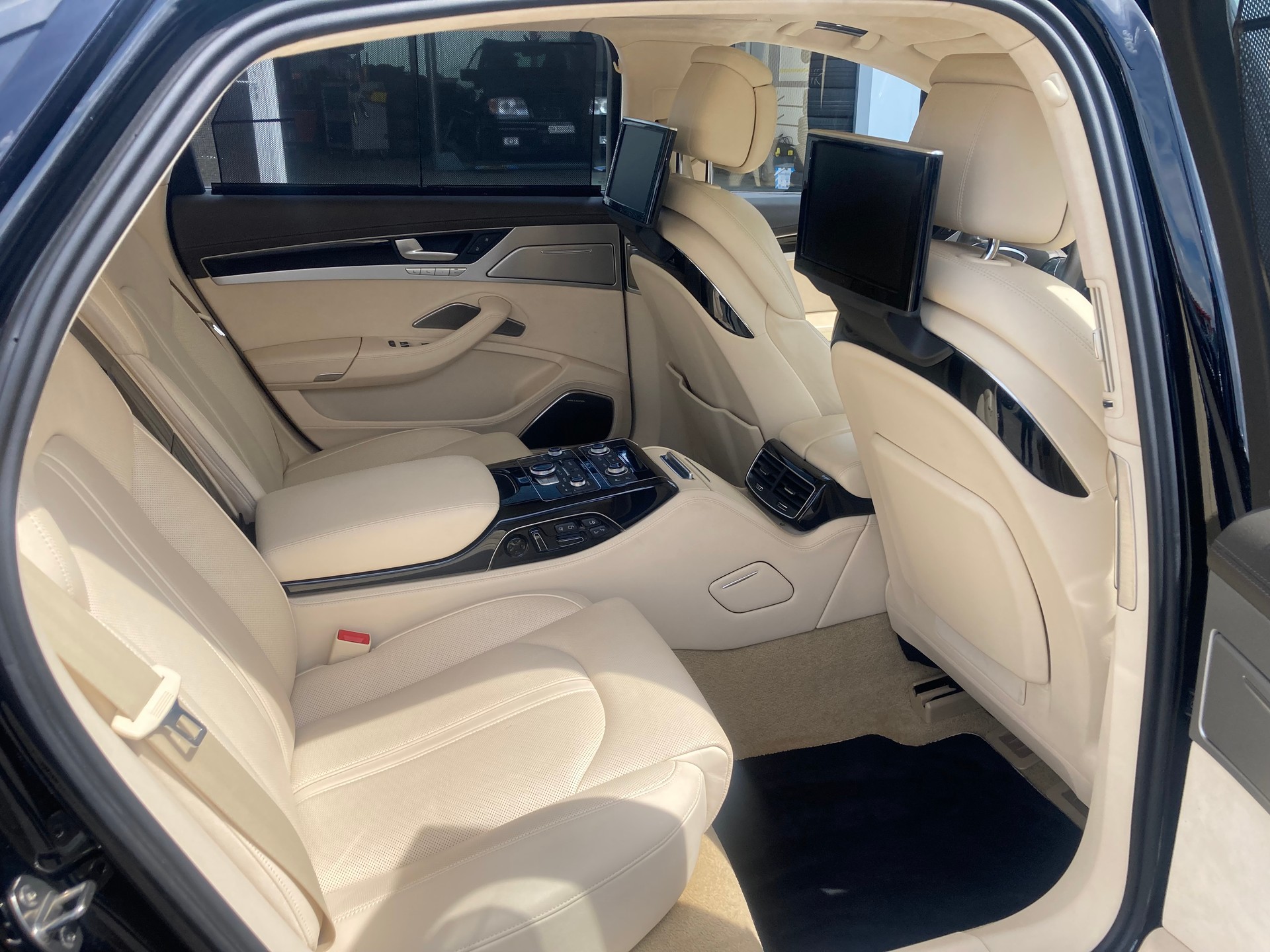 AUDI A8 L 6.3 FSI W12 quattro tiptronic-image-10