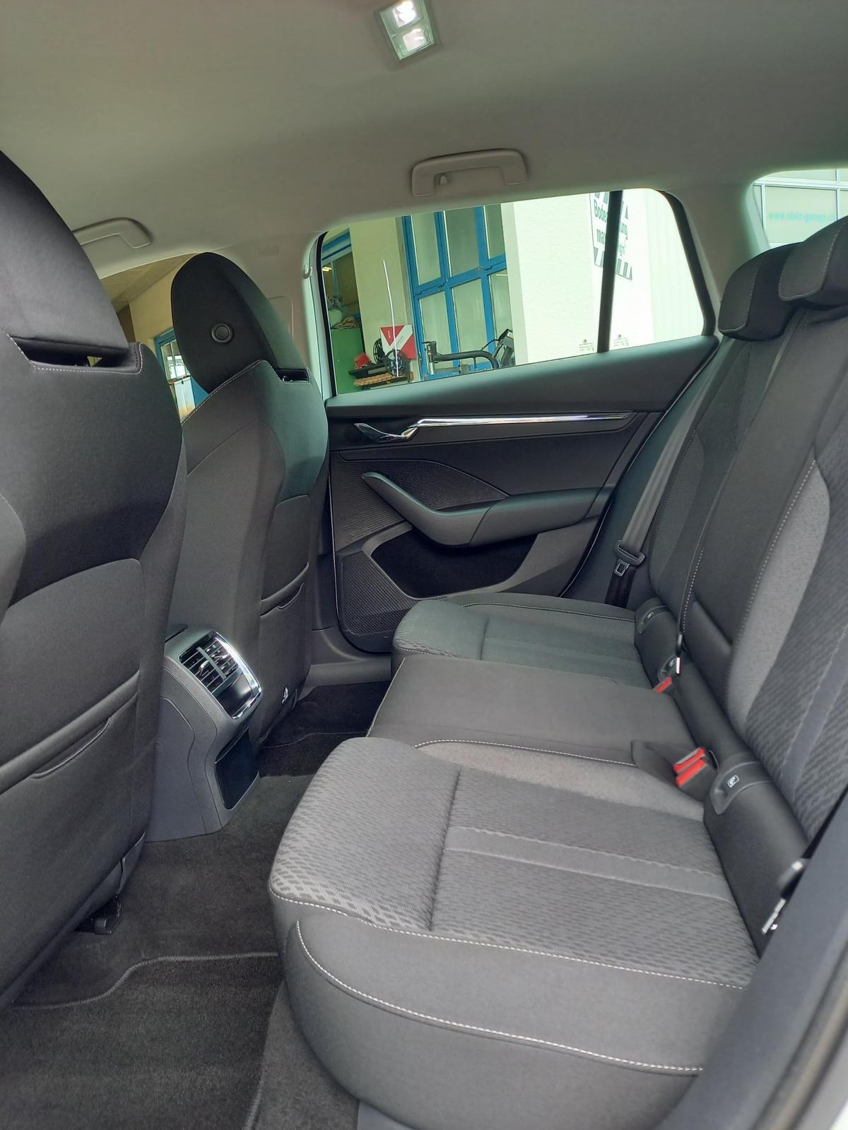 SKODA Octavia Combi 2.0 TDI DSG Style-image-10