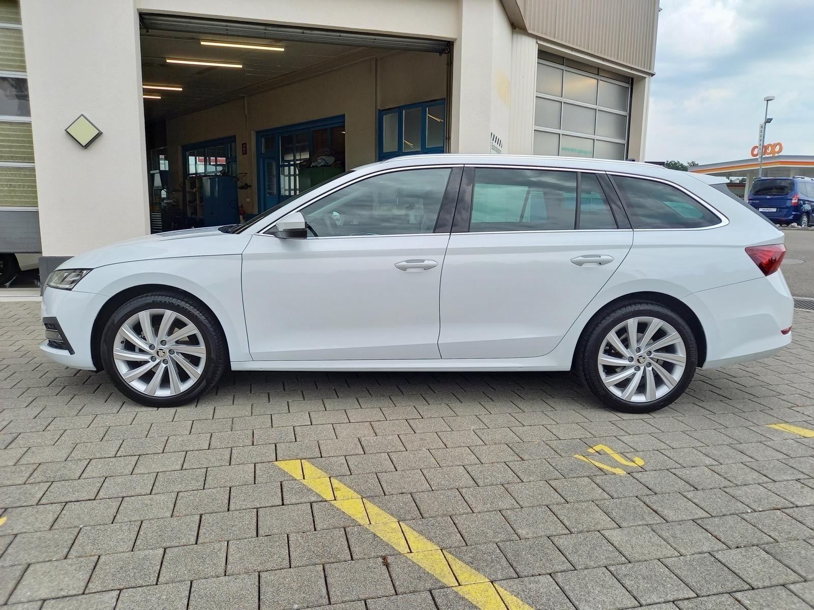 SKODA Octavia Combi 2.0 TDI DSG Style-image-2
