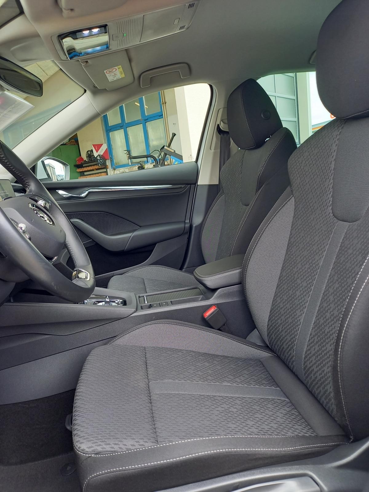 SKODA Octavia Combi 2.0 TDI DSG Style-image-9