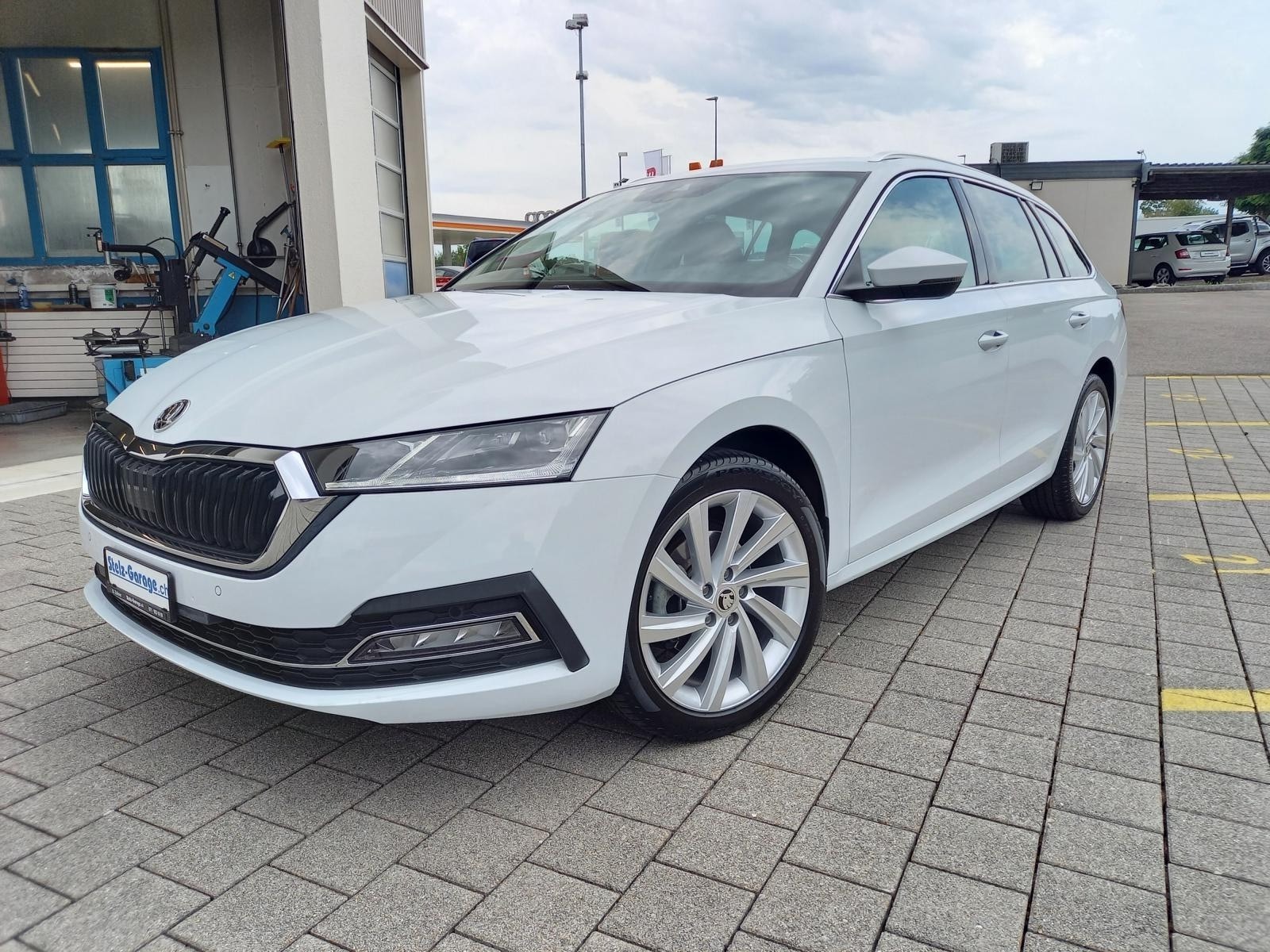 SKODA Octavia Combi 2.0 TDI DSG Style-image-0