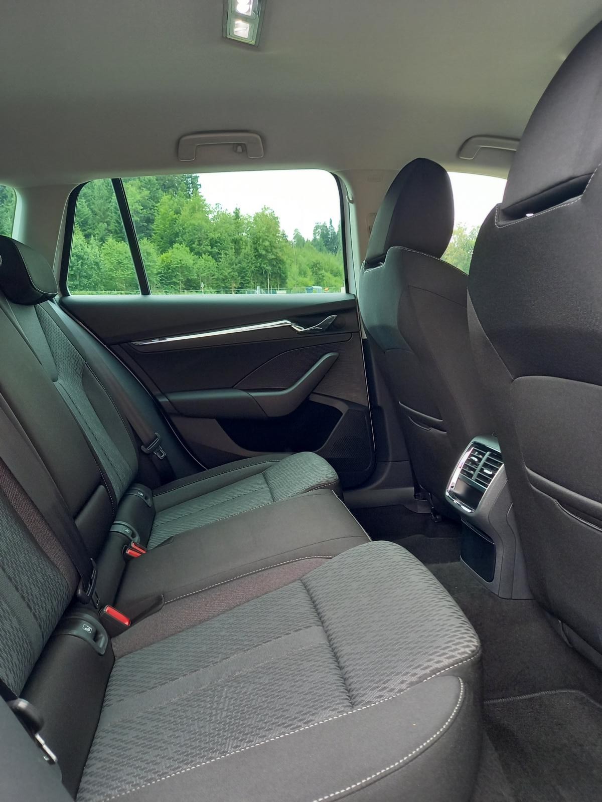 SKODA Octavia Combi 2.0 TDI DSG Style-image-11