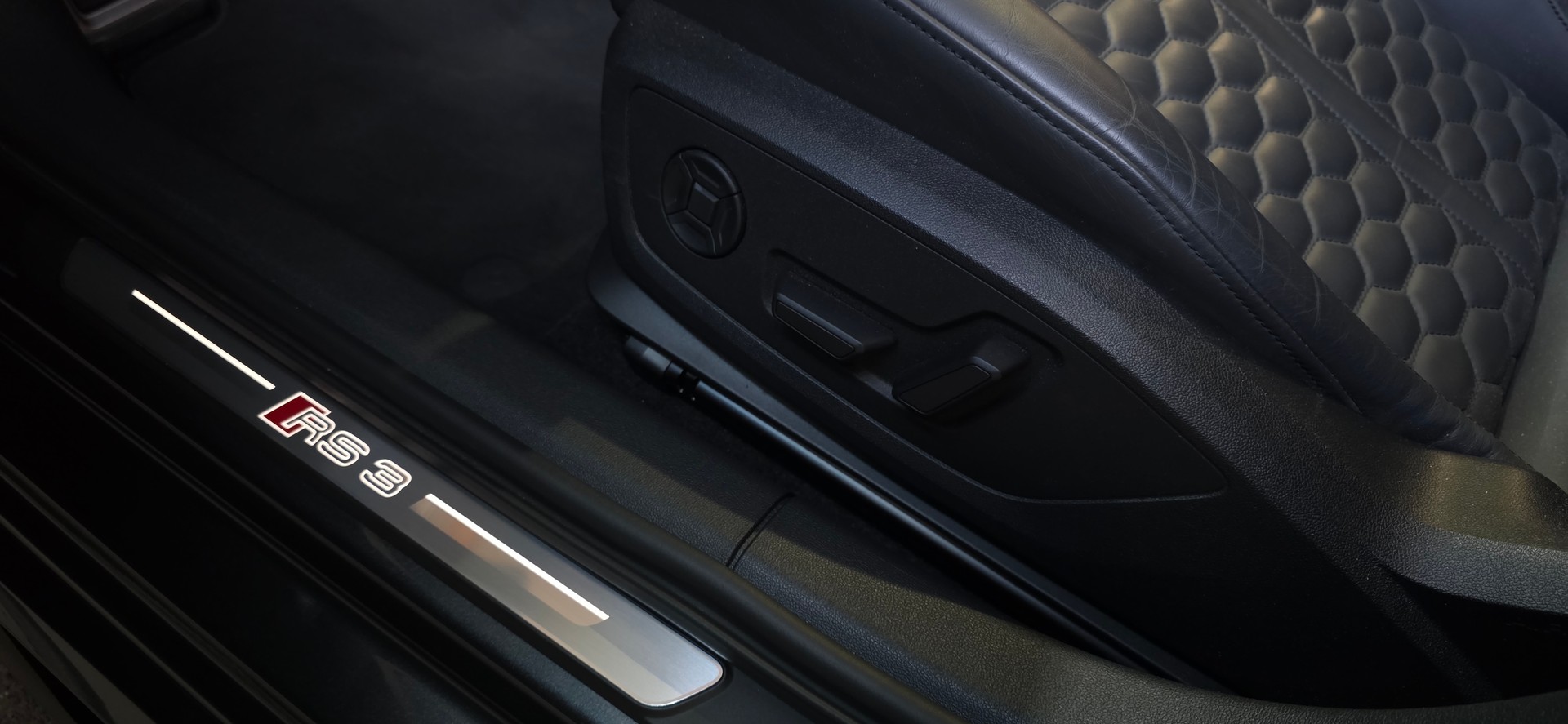 AUDI RS3 Limousine 2.5 TSI quattro S-tronic-image-22