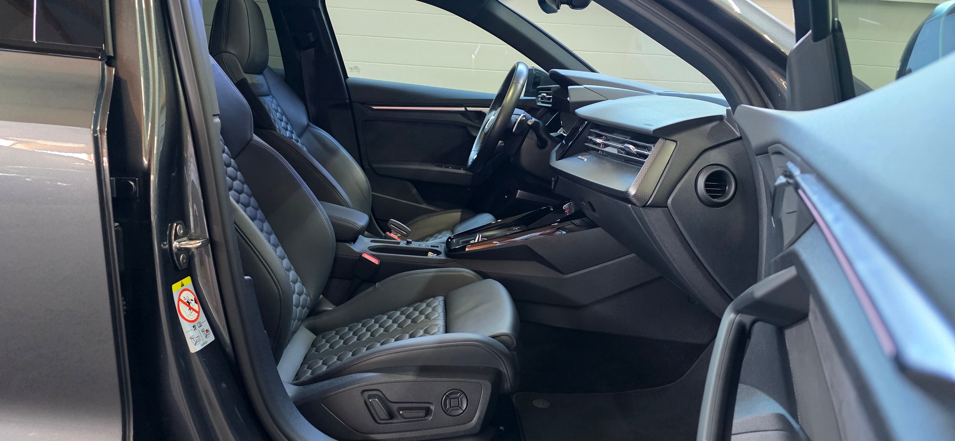 AUDI RS3 Limousine 2.5 TSI quattro S-tronic-image-24