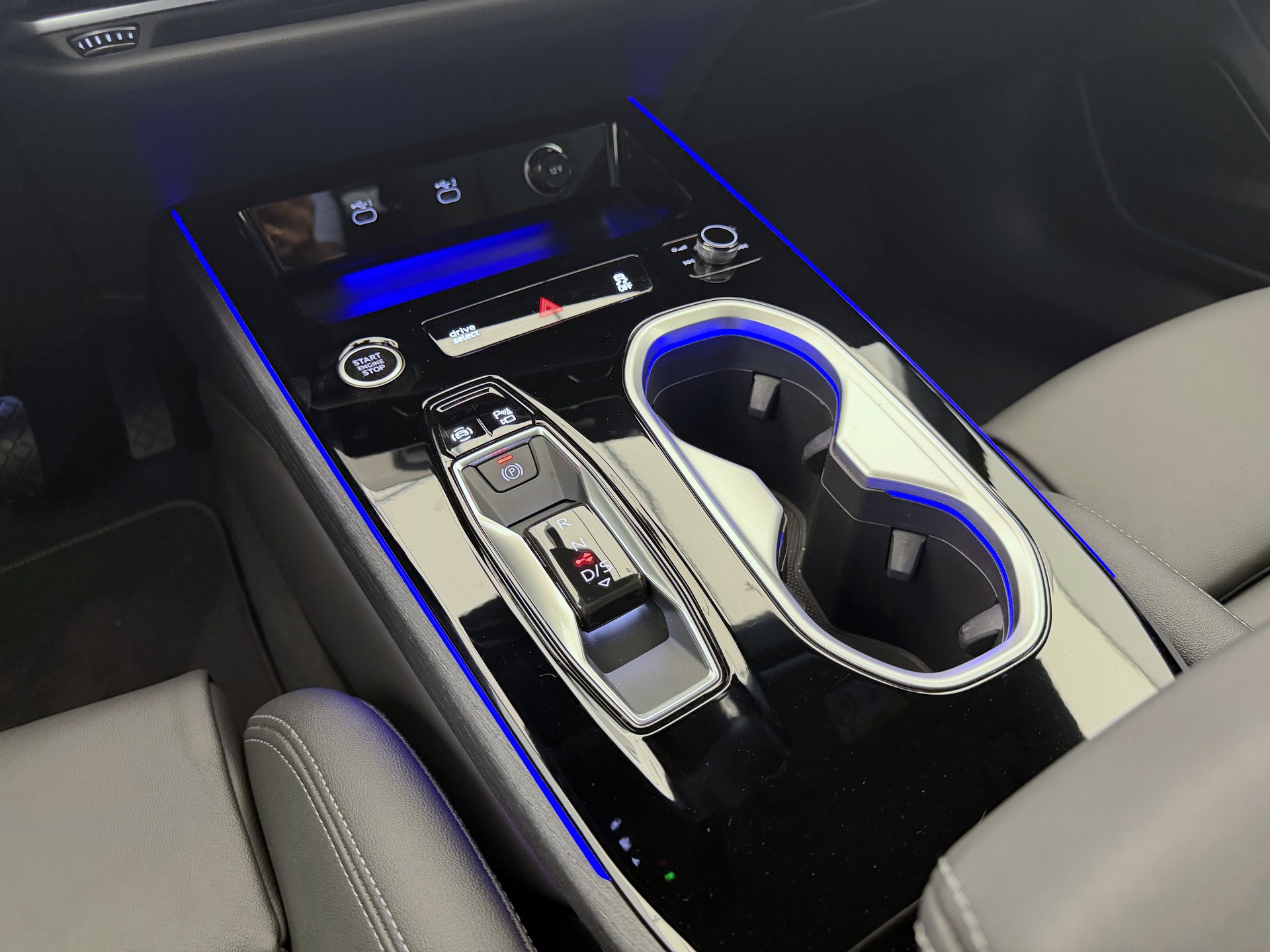 AUDI A6 Avant TDI quattro 150 kW S tronic-image-12