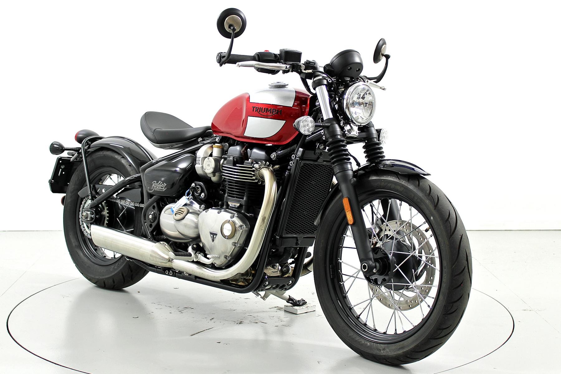 TRIUMPH Bonneville Bobber-showroom-element-1