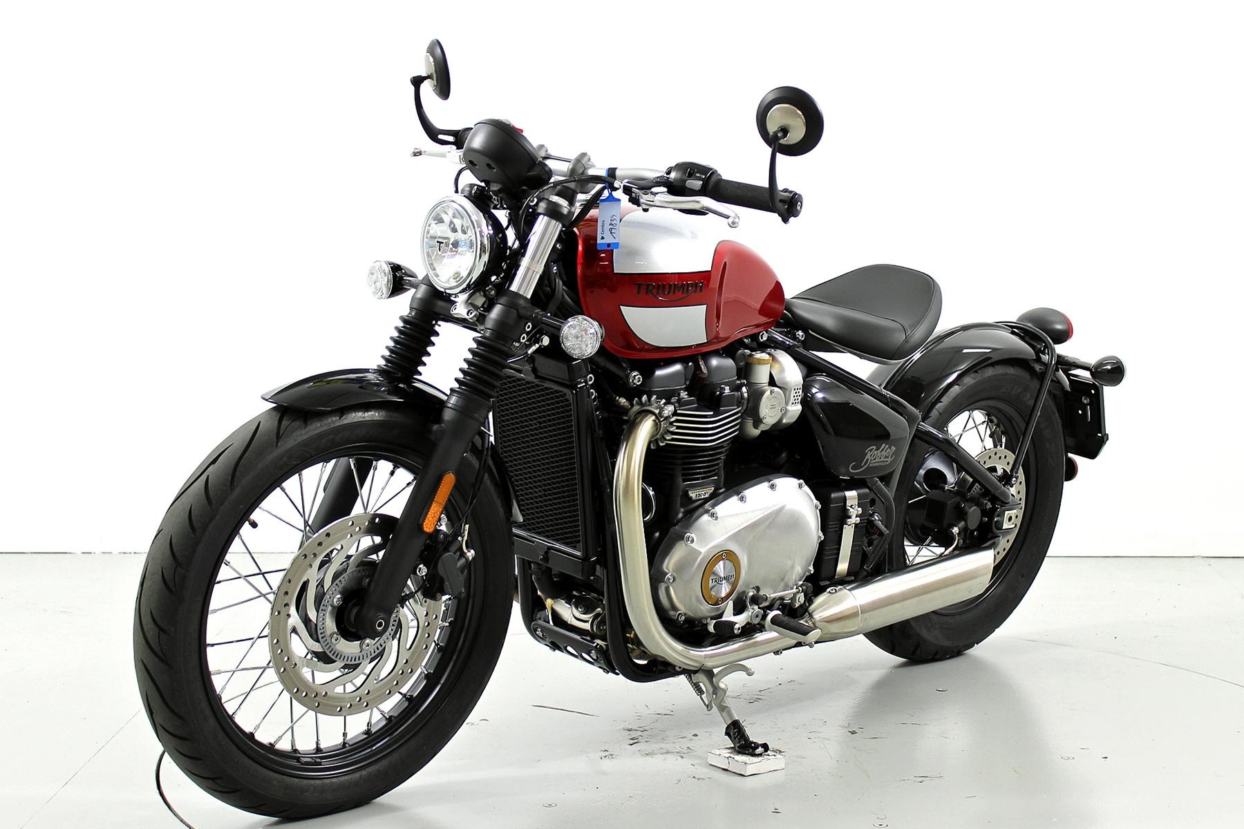 TRIUMPH Bonneville Bobber-showroom-element-2