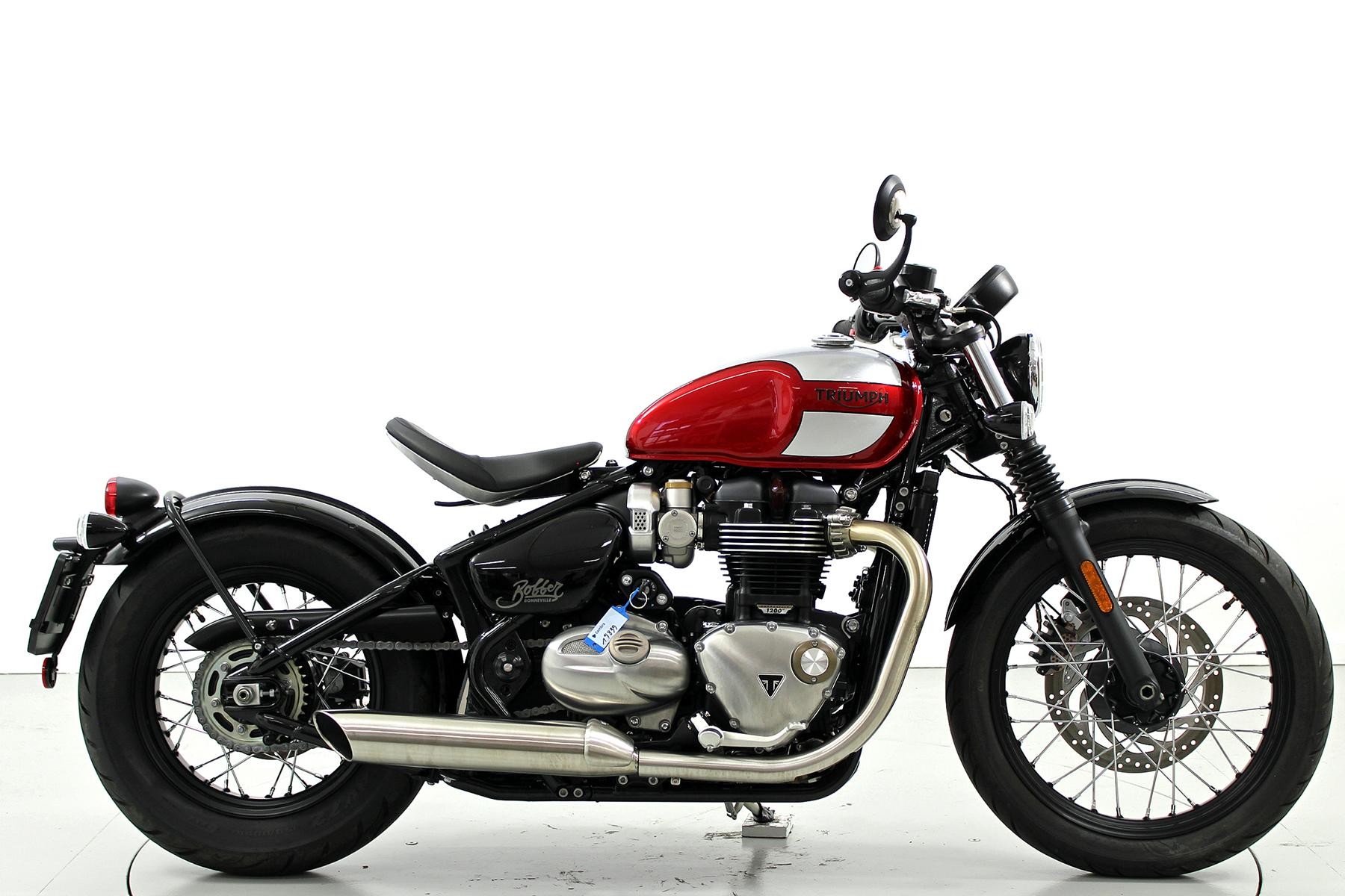 TRIUMPH Bonneville Bobber-showroom-element-3