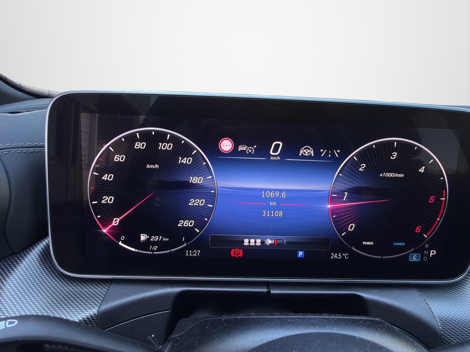 MERCEDES-BENZ C 300 d AMG Line-image-5