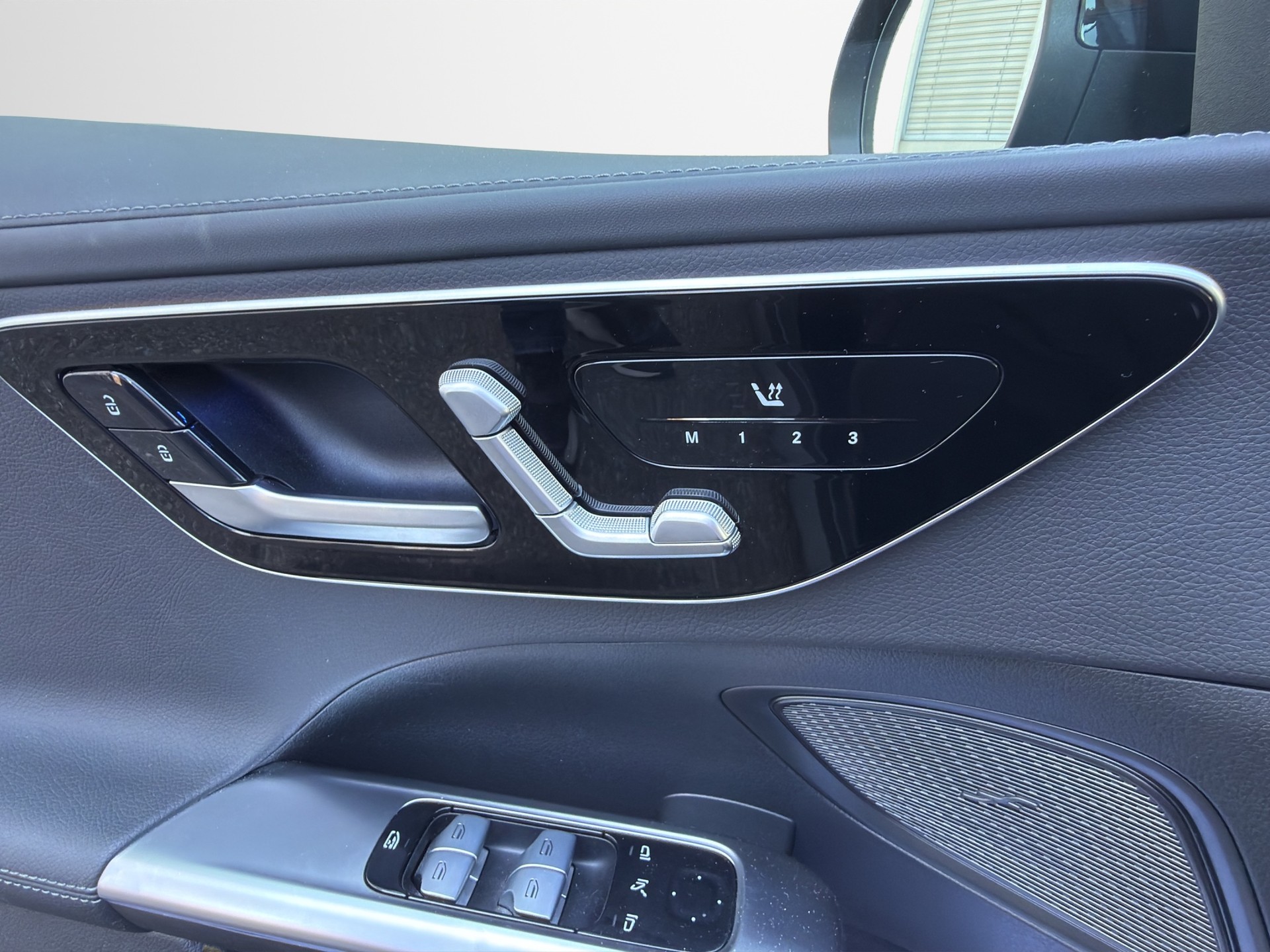 MERCEDES-BENZ C 300 d AMG Line-image-9