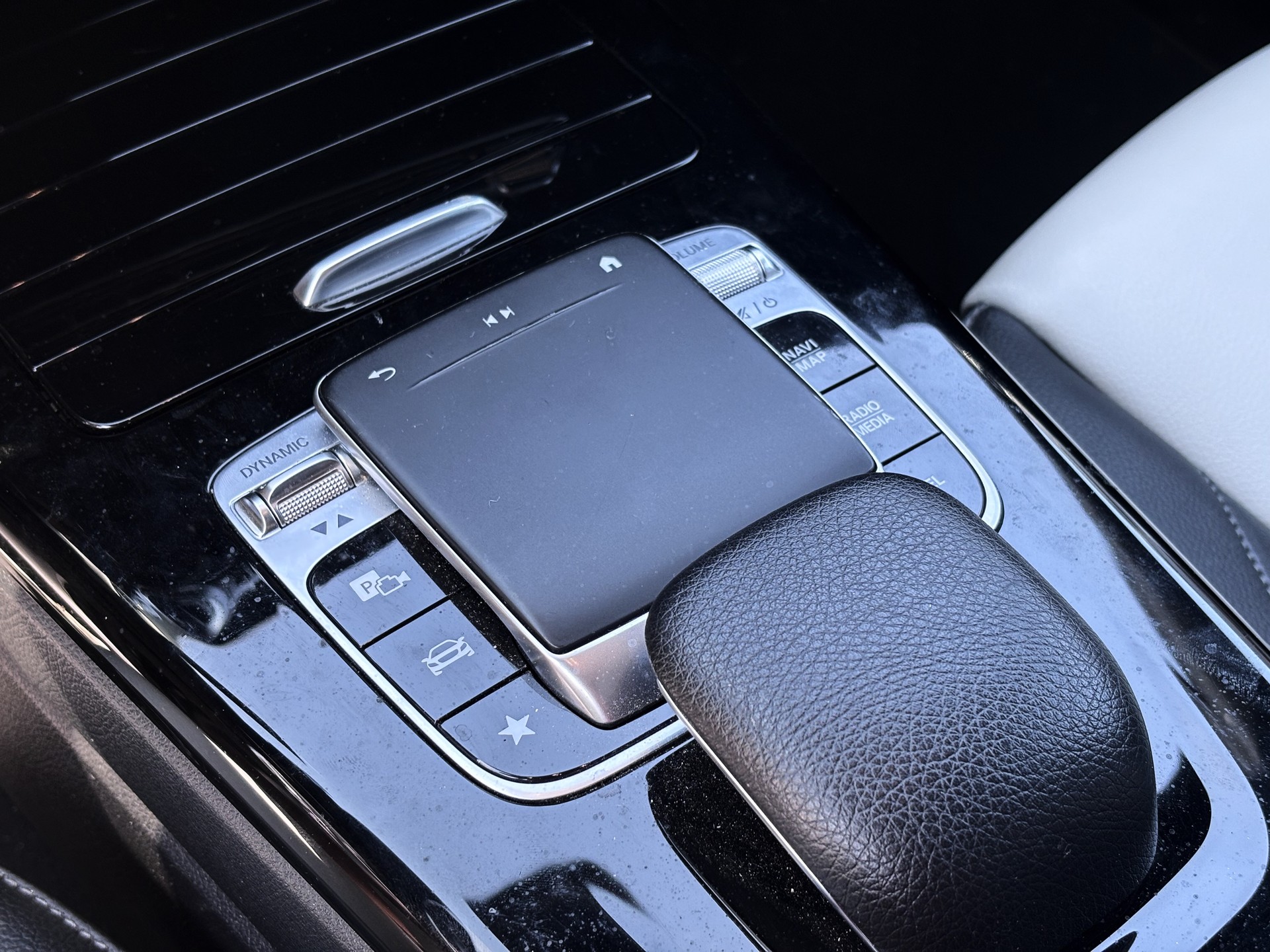 MERCEDES-BENZ CLA Shooting Brake 220 7G-DCT AMG Line-image-18