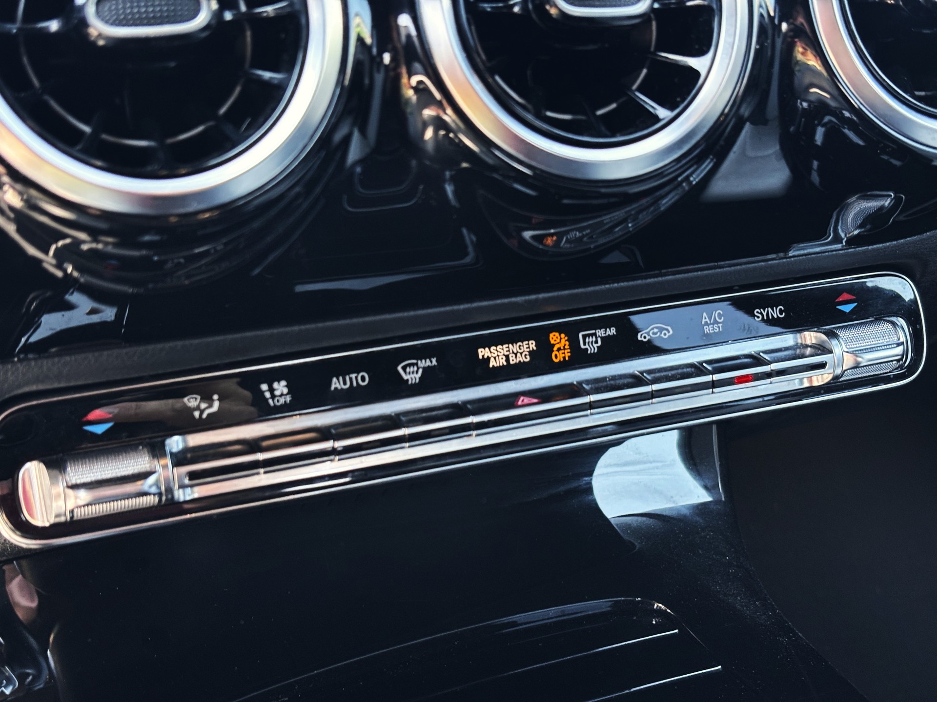 MERCEDES-BENZ CLA Shooting Brake 220 7G-DCT AMG Line-image-17