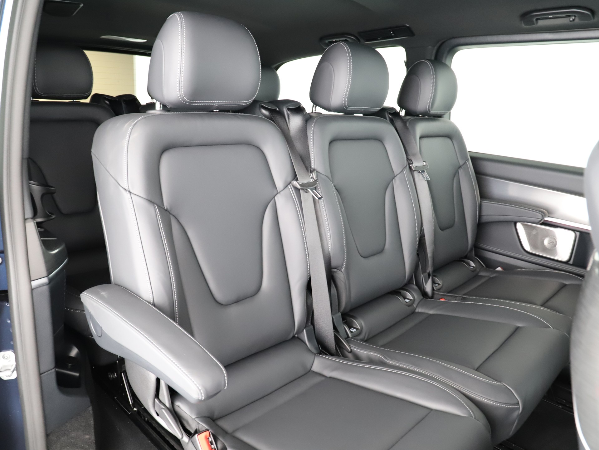 MERCEDES-BENZ V 300 d lang Swiss 9G-T-image-11