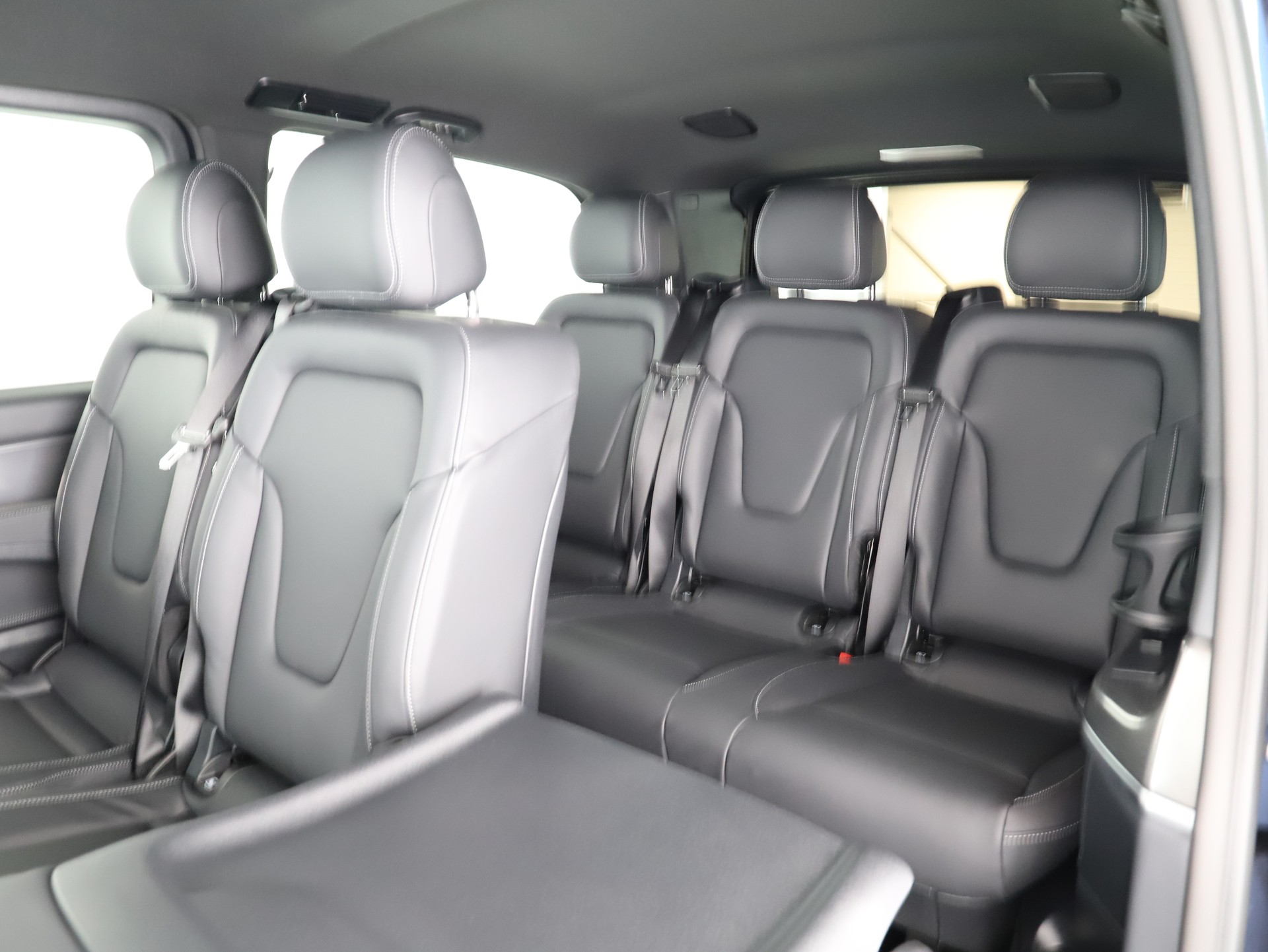 MERCEDES-BENZ V 300 d lang Swiss 9G-T-image-9