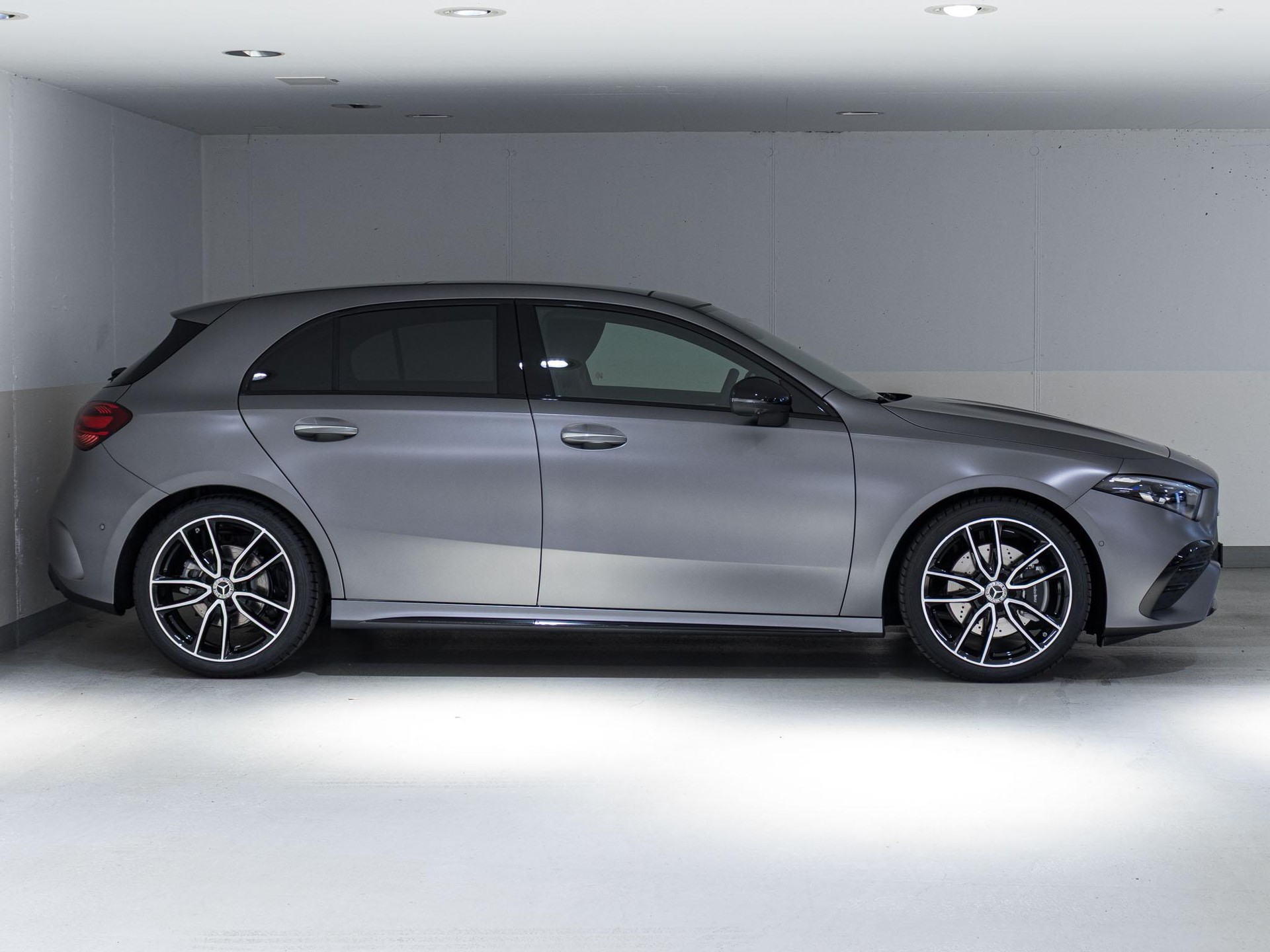 MERCEDES-BENZ A 220 d-image-1