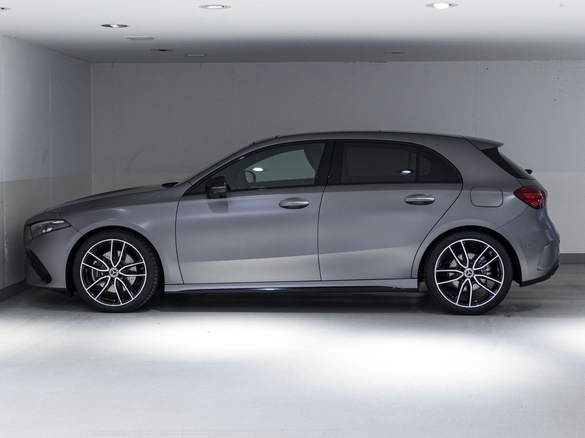MERCEDES-BENZ A 220 d-image-4