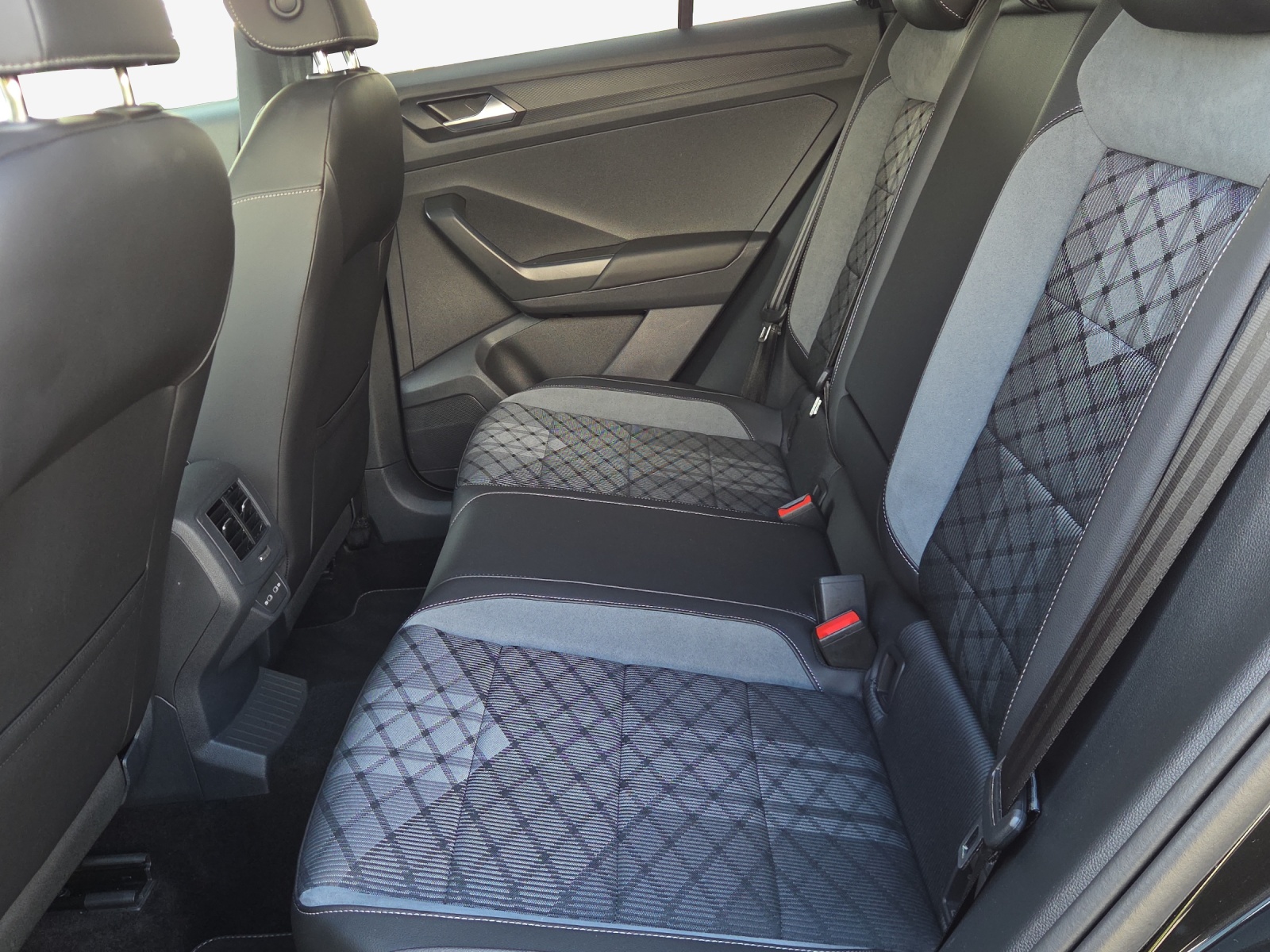 VW T-Roc 2.0 TSI R-Line DSG 4Motion-image-11