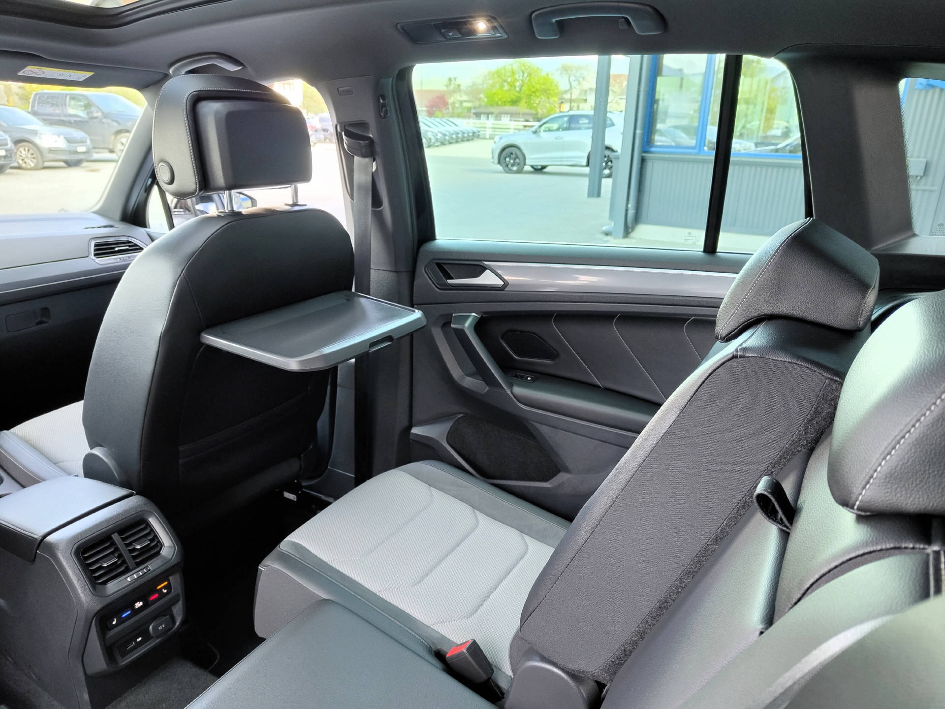 VW Tiguan 2.0 TSI R-Line 4Motion DSG-image-12