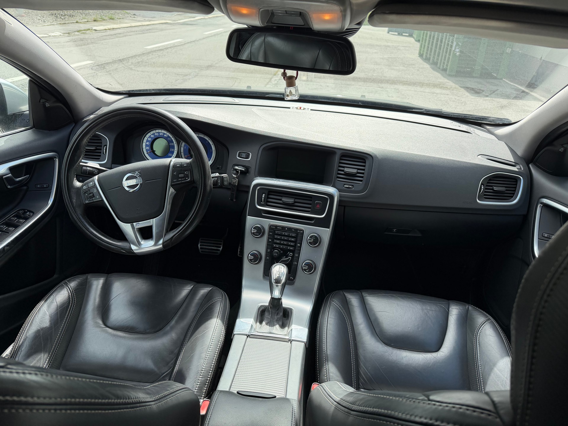 VOLVO V60 D5 AWD R-Design Geartronic-image-3