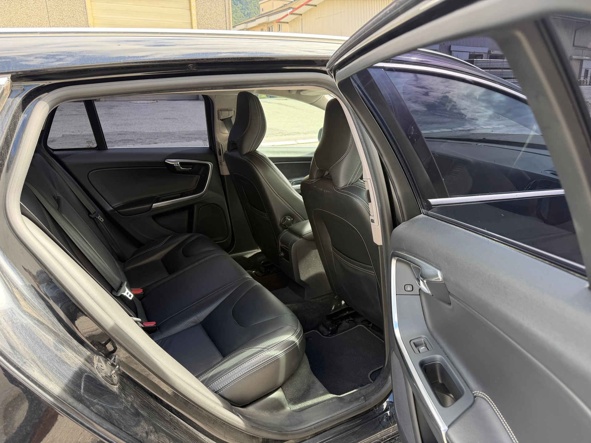 VOLVO V60 D5 AWD R-Design Geartronic-image-8