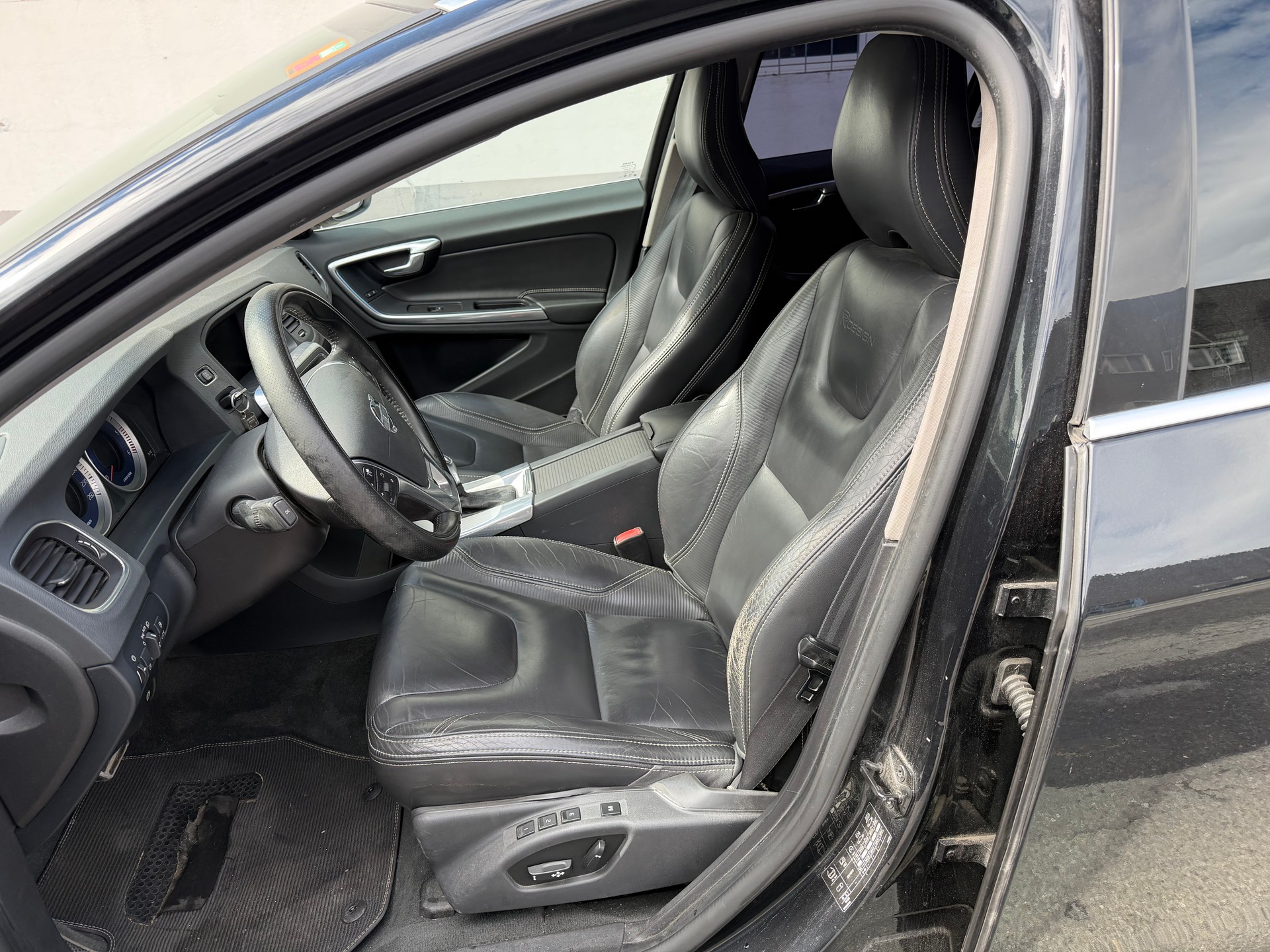 VOLVO V60 D5 AWD R-Design Geartronic-image-10
