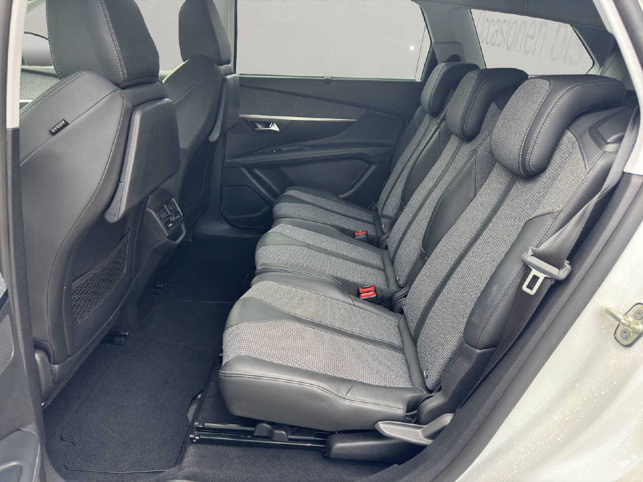 PEUGEOT 5008 1.2 PureTech Allure-image-8