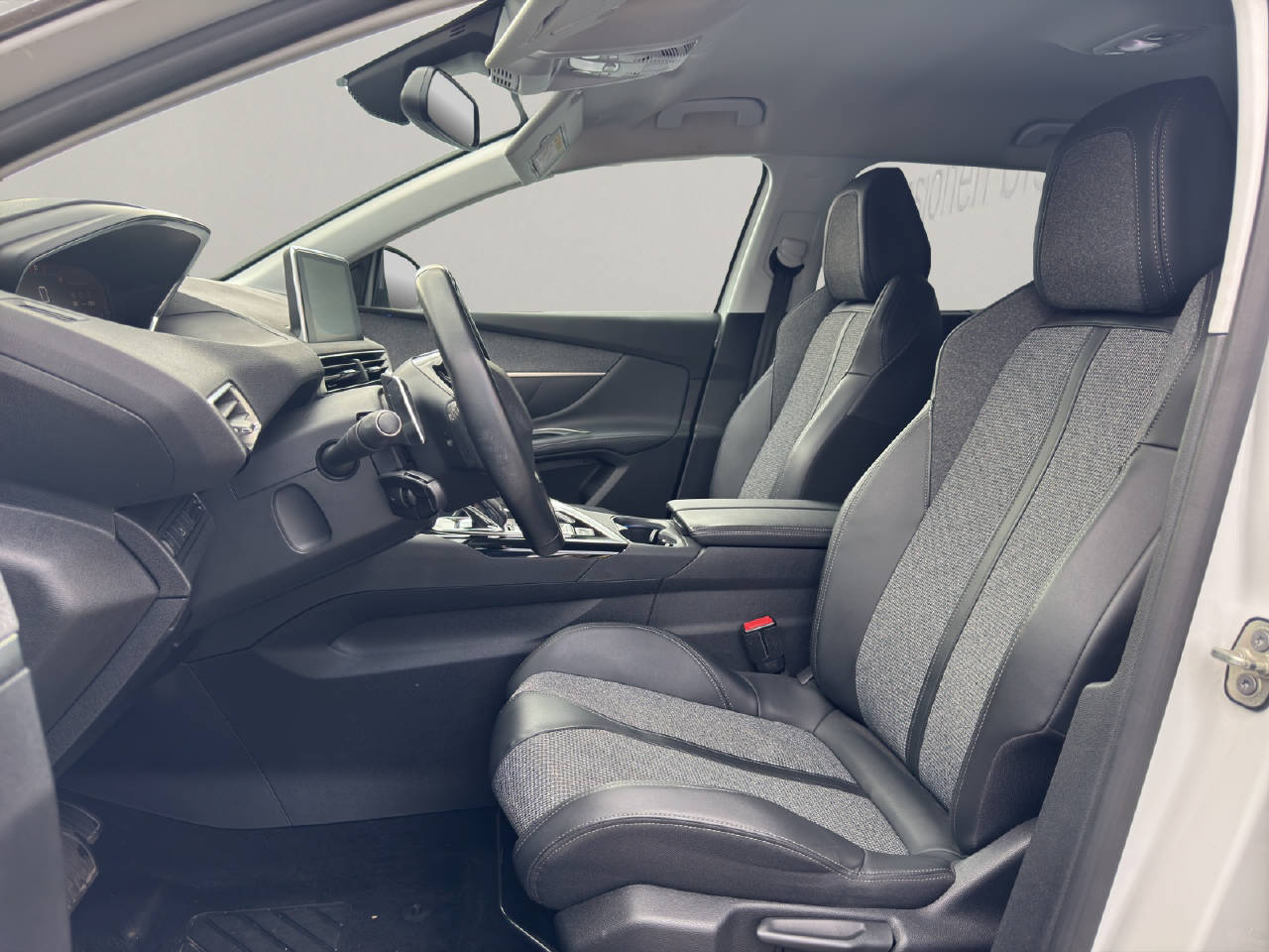 PEUGEOT 5008 1.2 PureTech Allure-image-5