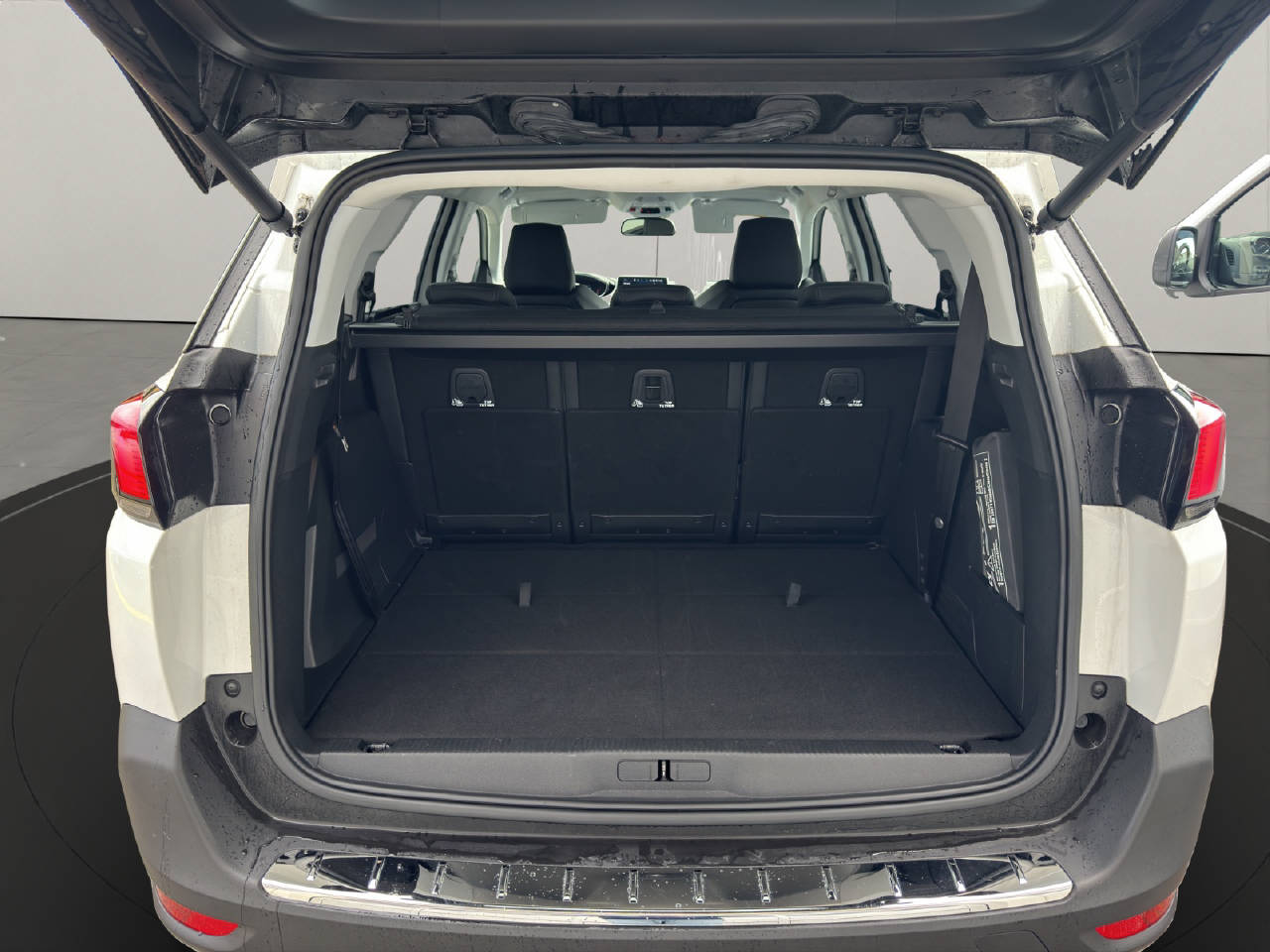 PEUGEOT 5008 1.2 PureTech Allure-image-4