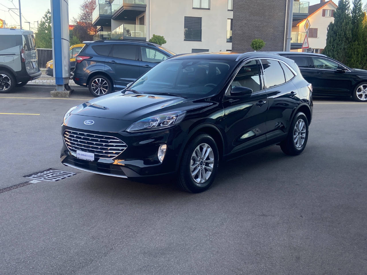 FORD Kuga 2.5 Hybrid Titanium X 4x4-image-2