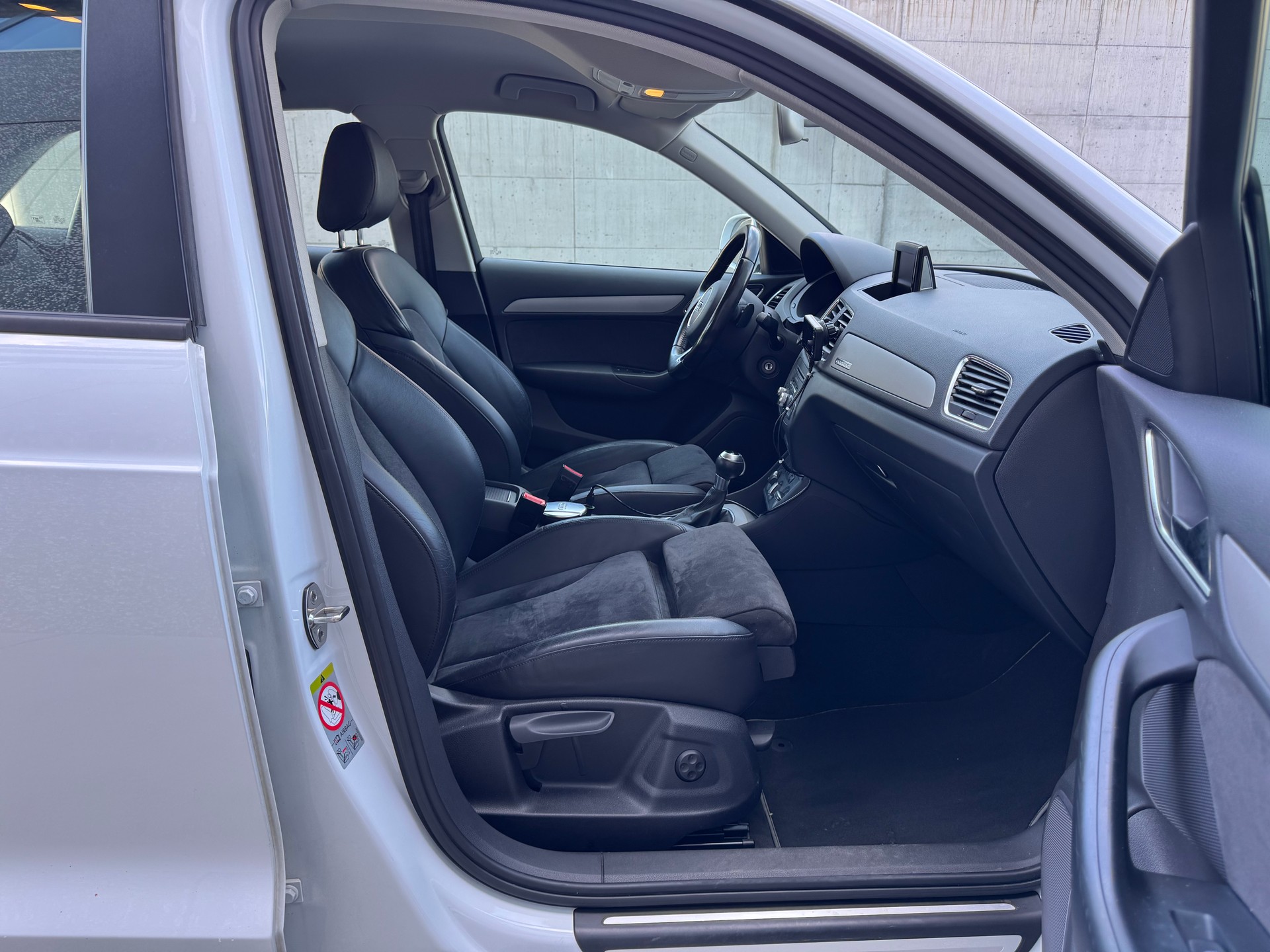 AUDI Q3 2.0 TDI quattro S-tronic-image-12