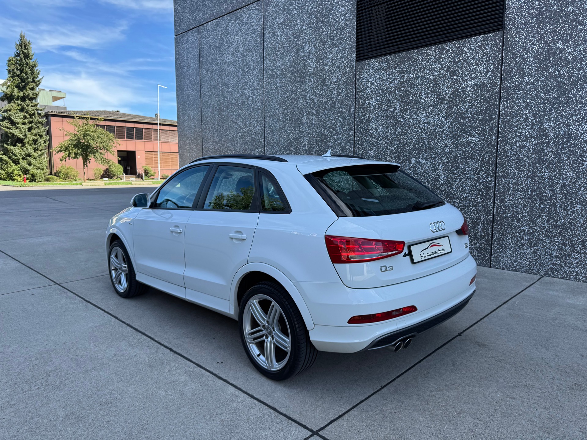 AUDI Q3 2.0 TDI quattro S-tronic-image-4