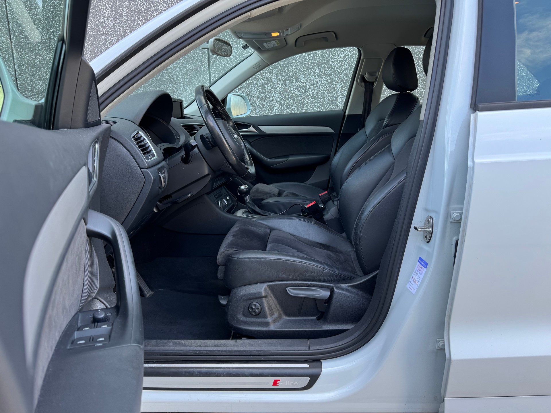 AUDI Q3 2.0 TDI quattro S-tronic-image-11