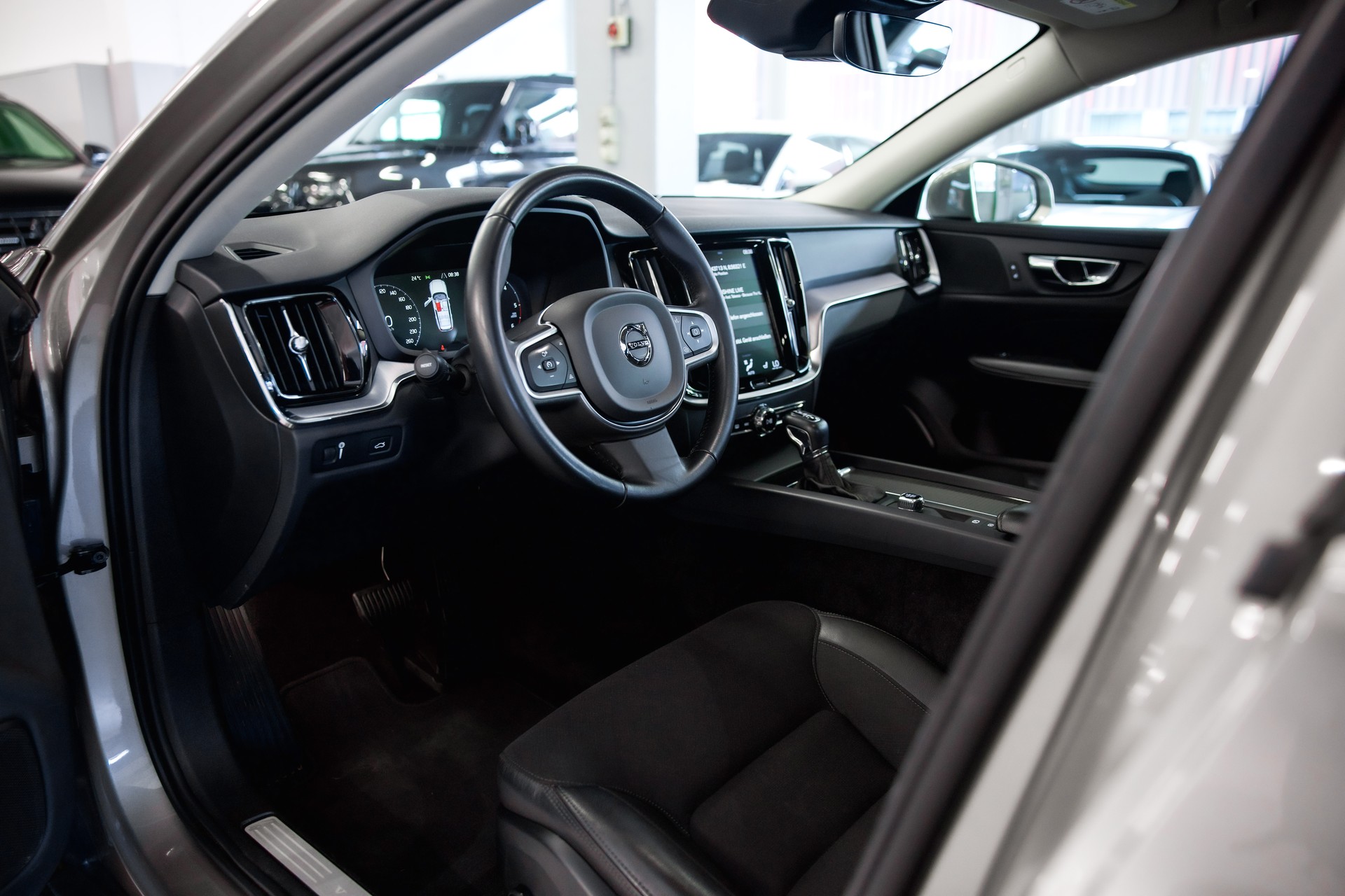 VOLVO V60 D4 Momentum-image-17