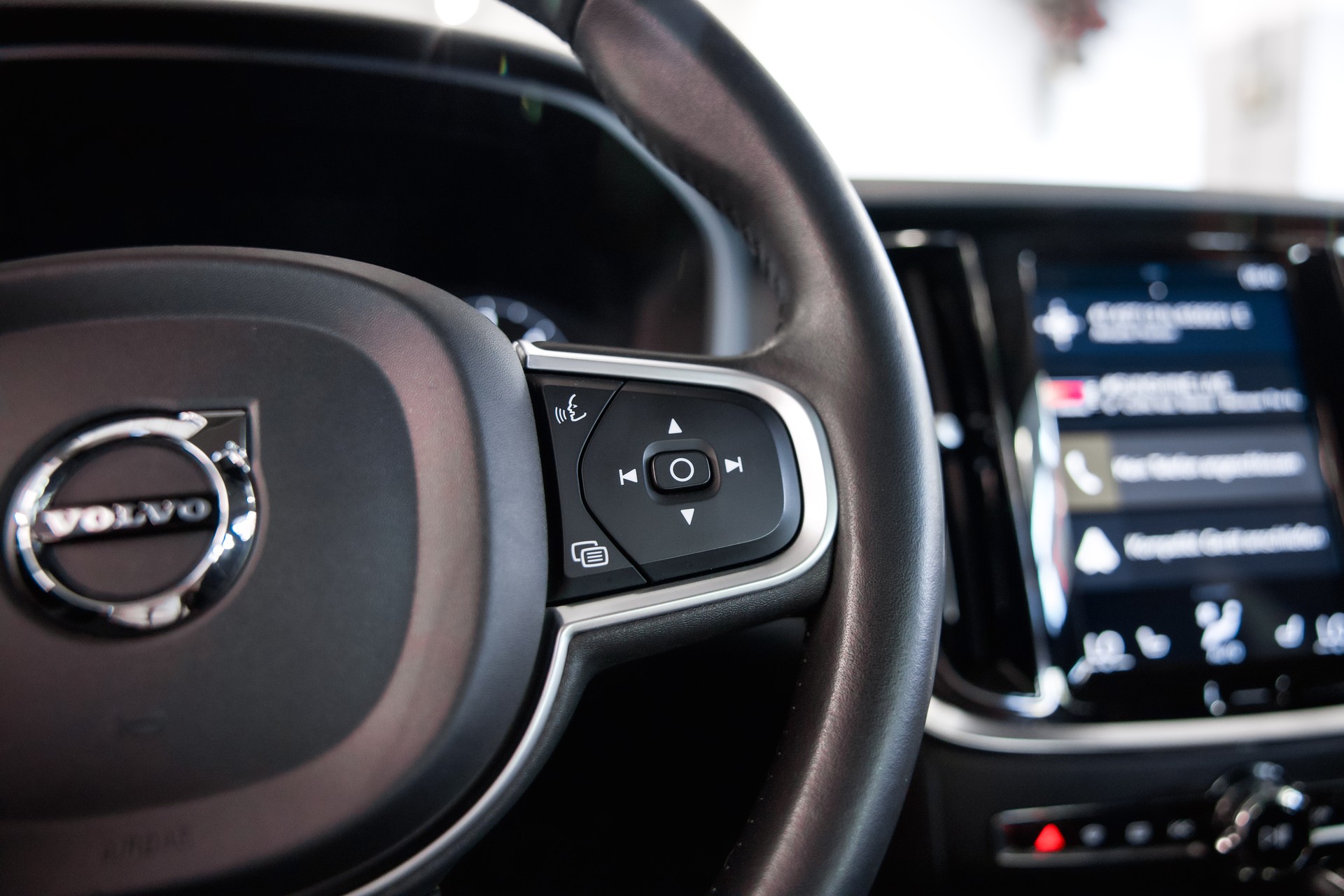 VOLVO V60 D4 Momentum-image-24