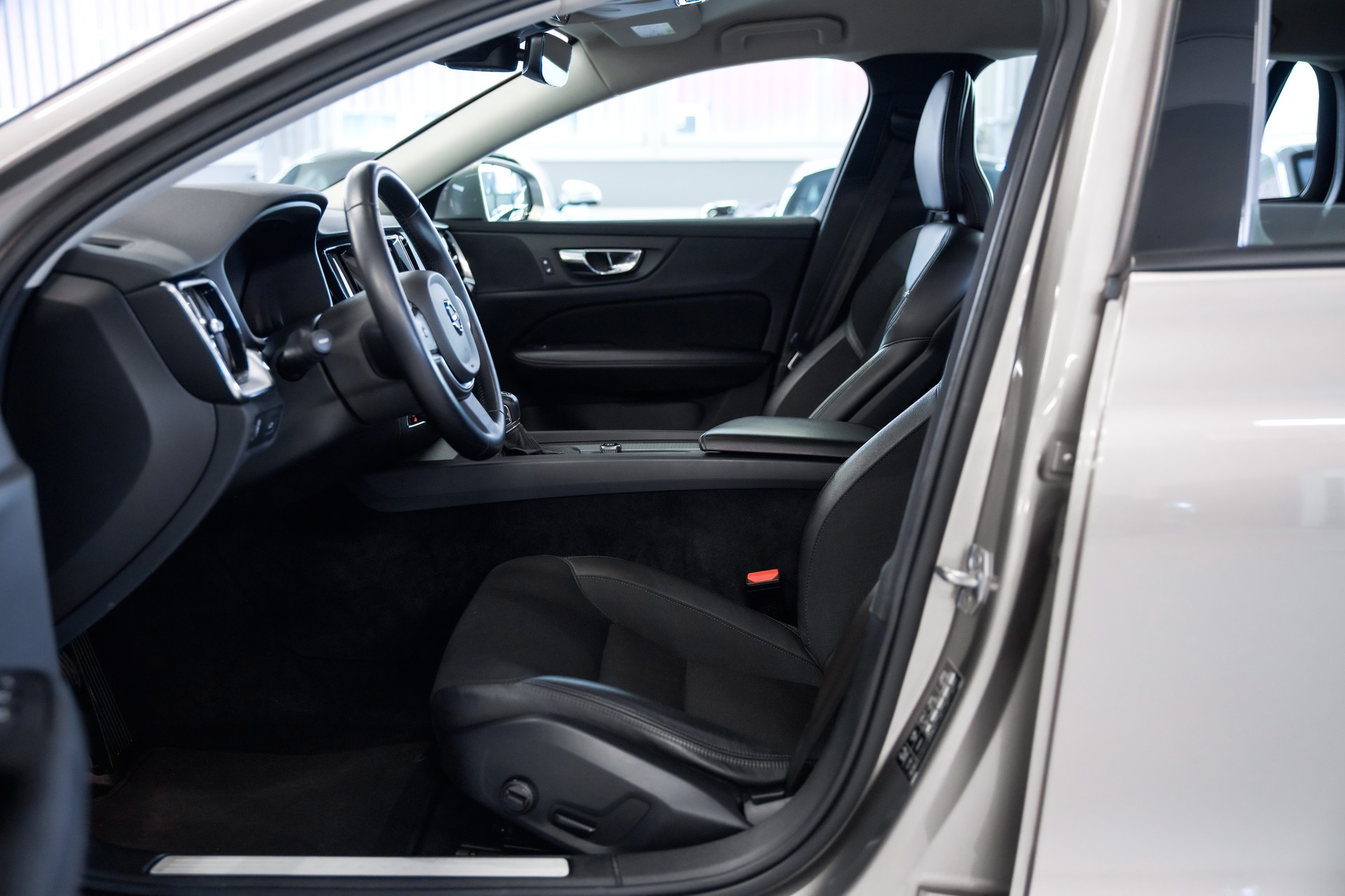 VOLVO V60 D4 Momentum-image-18