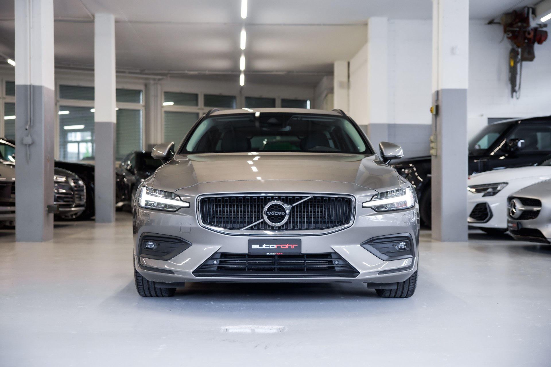 VOLVO V60 D4 Momentum-image-1