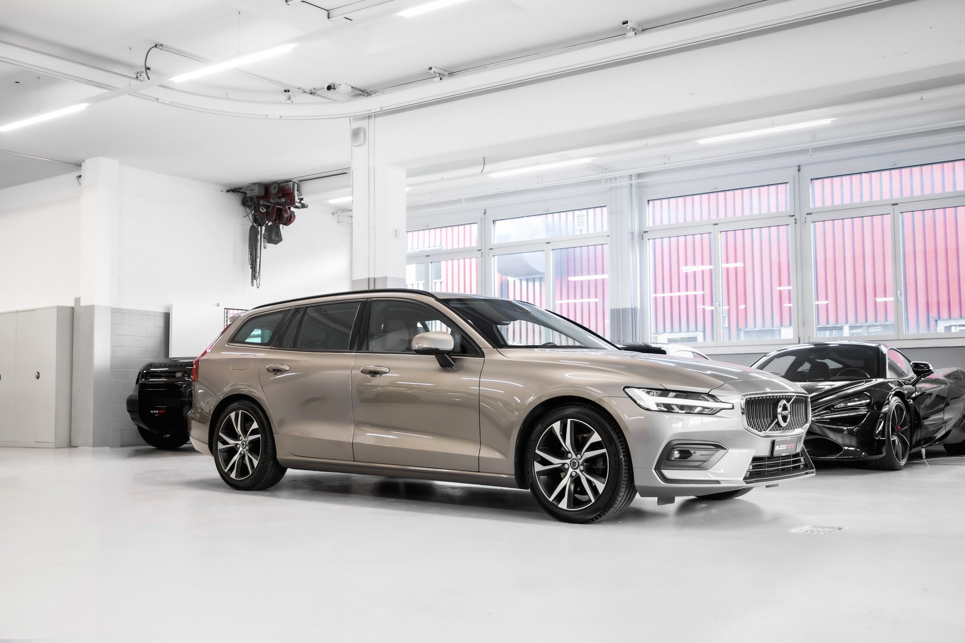 VOLVO V60 D4 Momentum-image-0