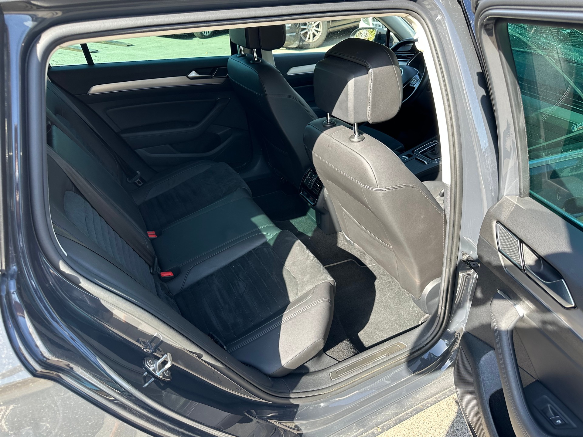 VW Passat Variant 2.0 TDI BMT Highline DSG-image-10